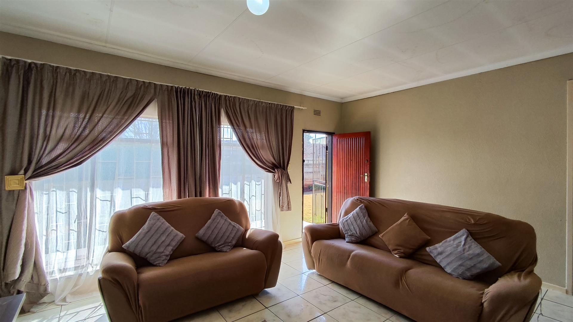 Lounges - 21 square meters of property in Roodebult