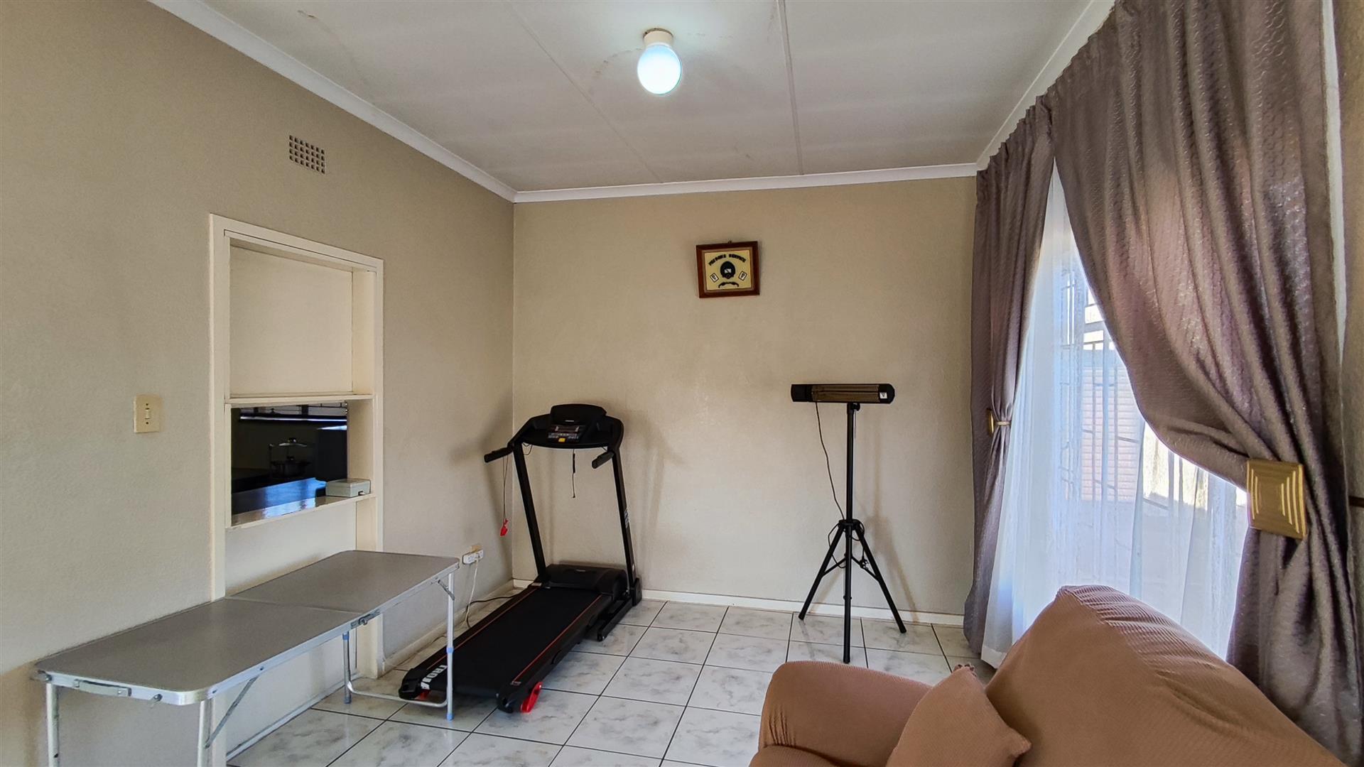 Dining Room - 11 square meters of property in Roodebult