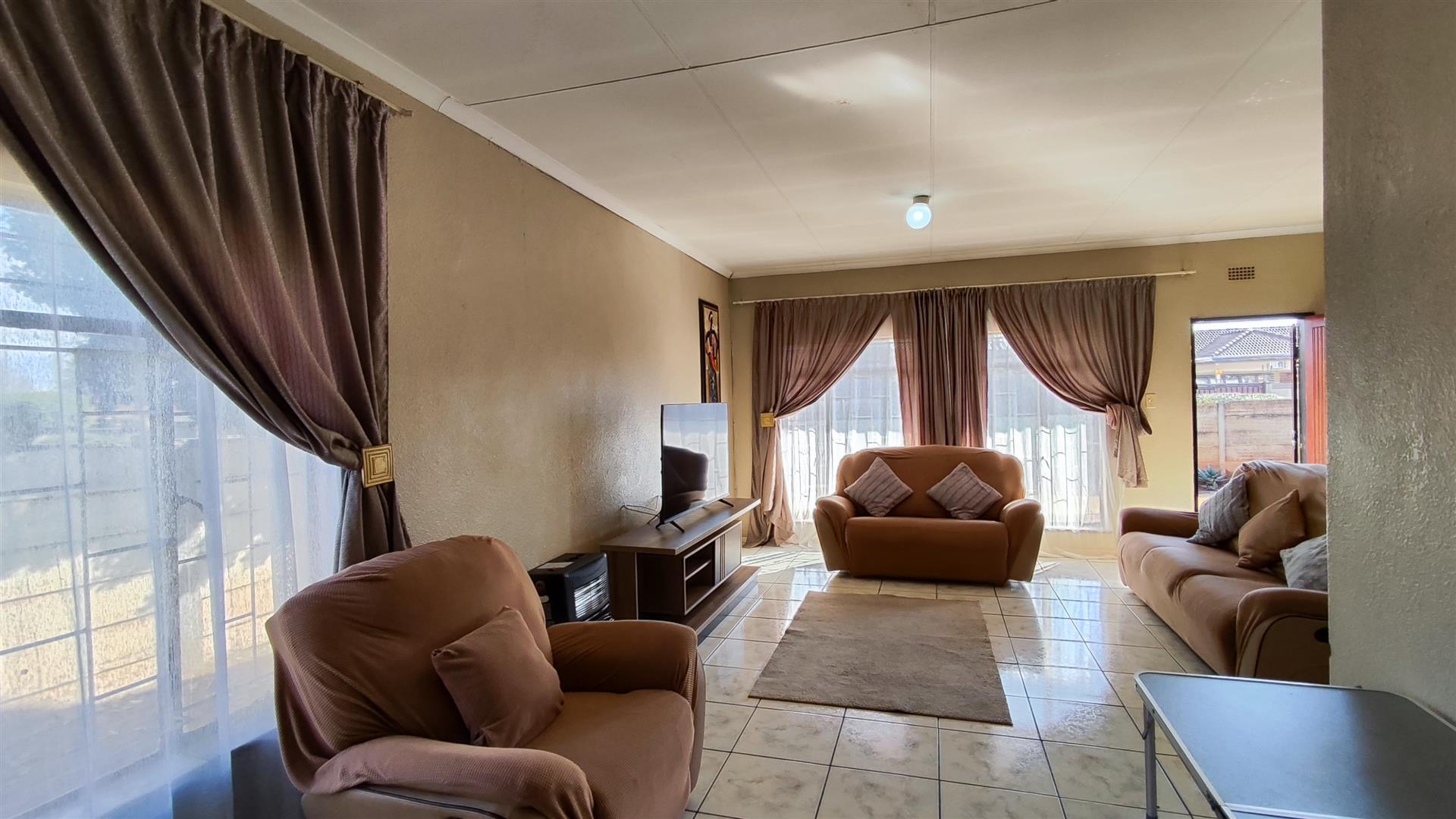 Dining Room - 11 square meters of property in Roodebult