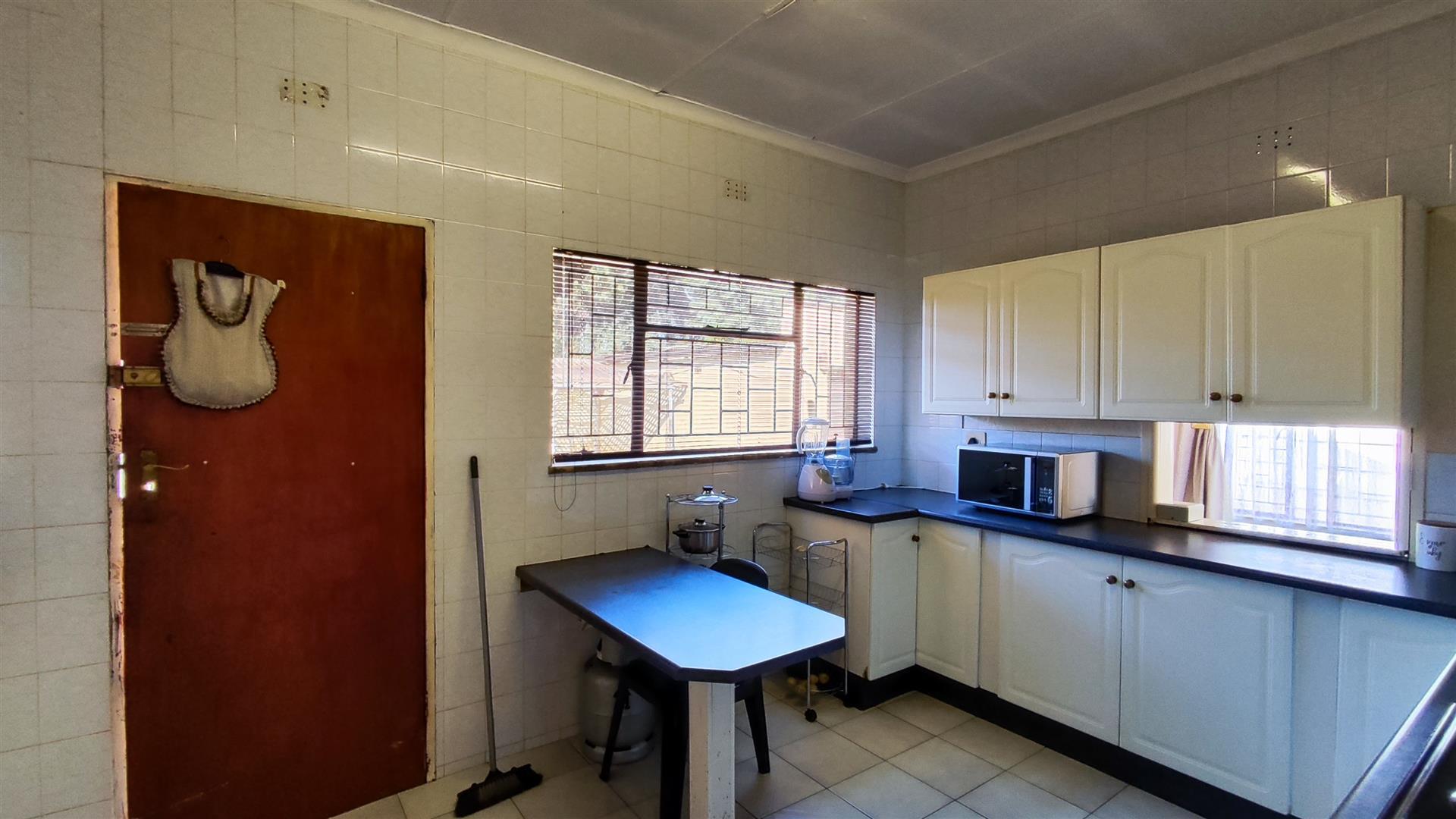 Kitchen - 15 square meters of property in Roodebult