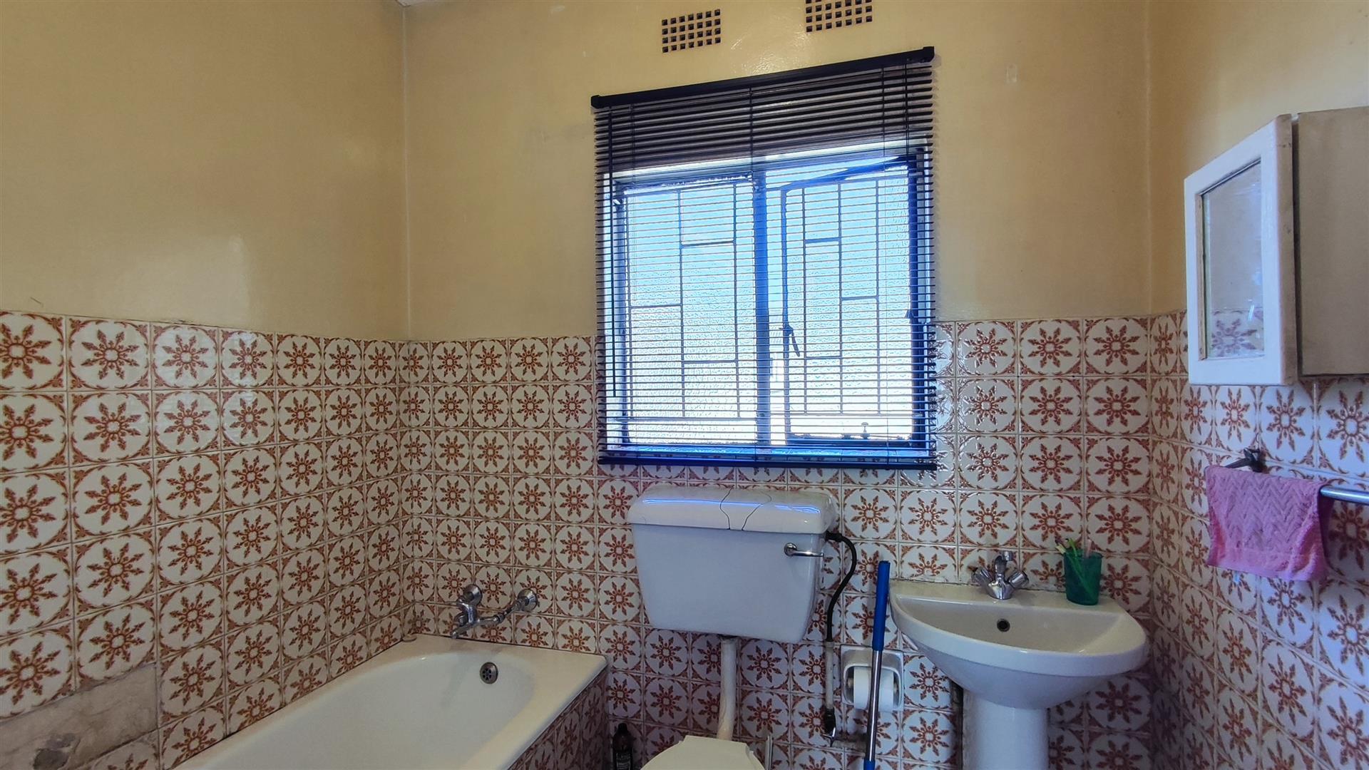 Bathroom 1 - 5 square meters of property in Roodebult