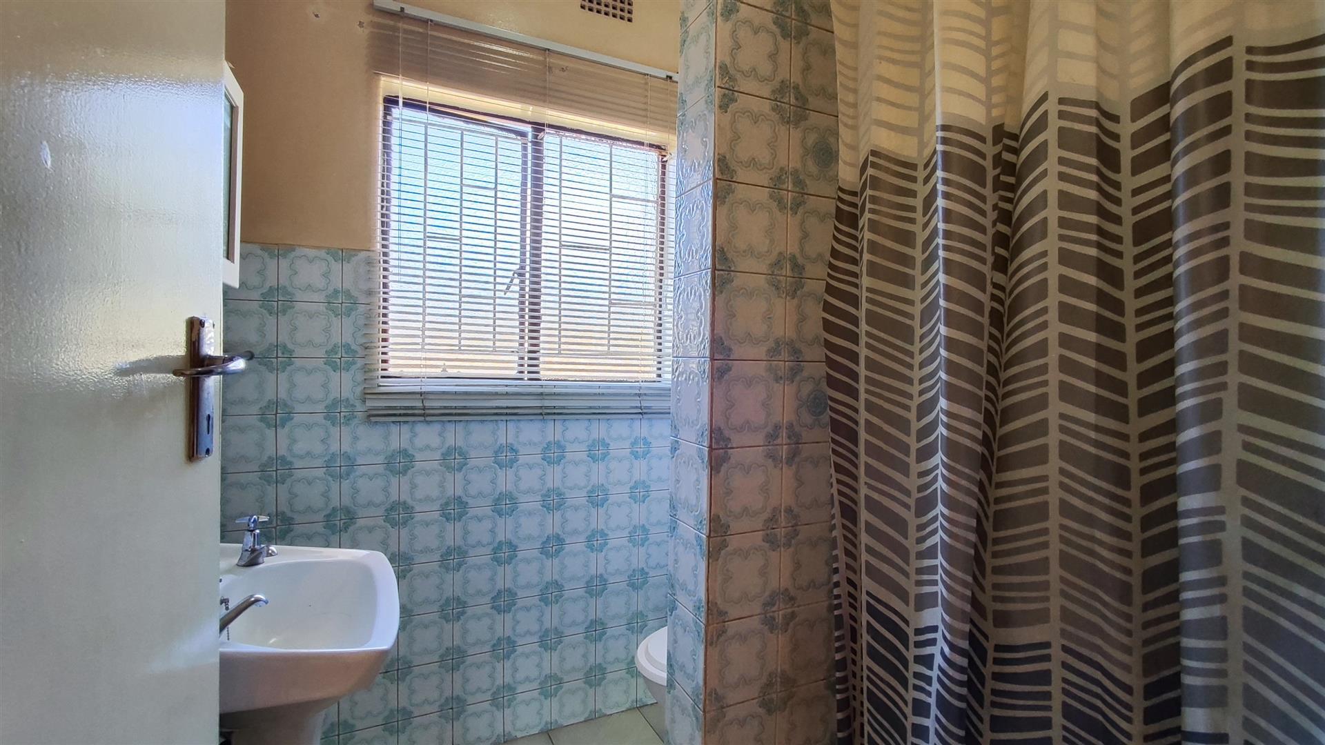 Main Bathroom - 4 square meters of property in Roodebult