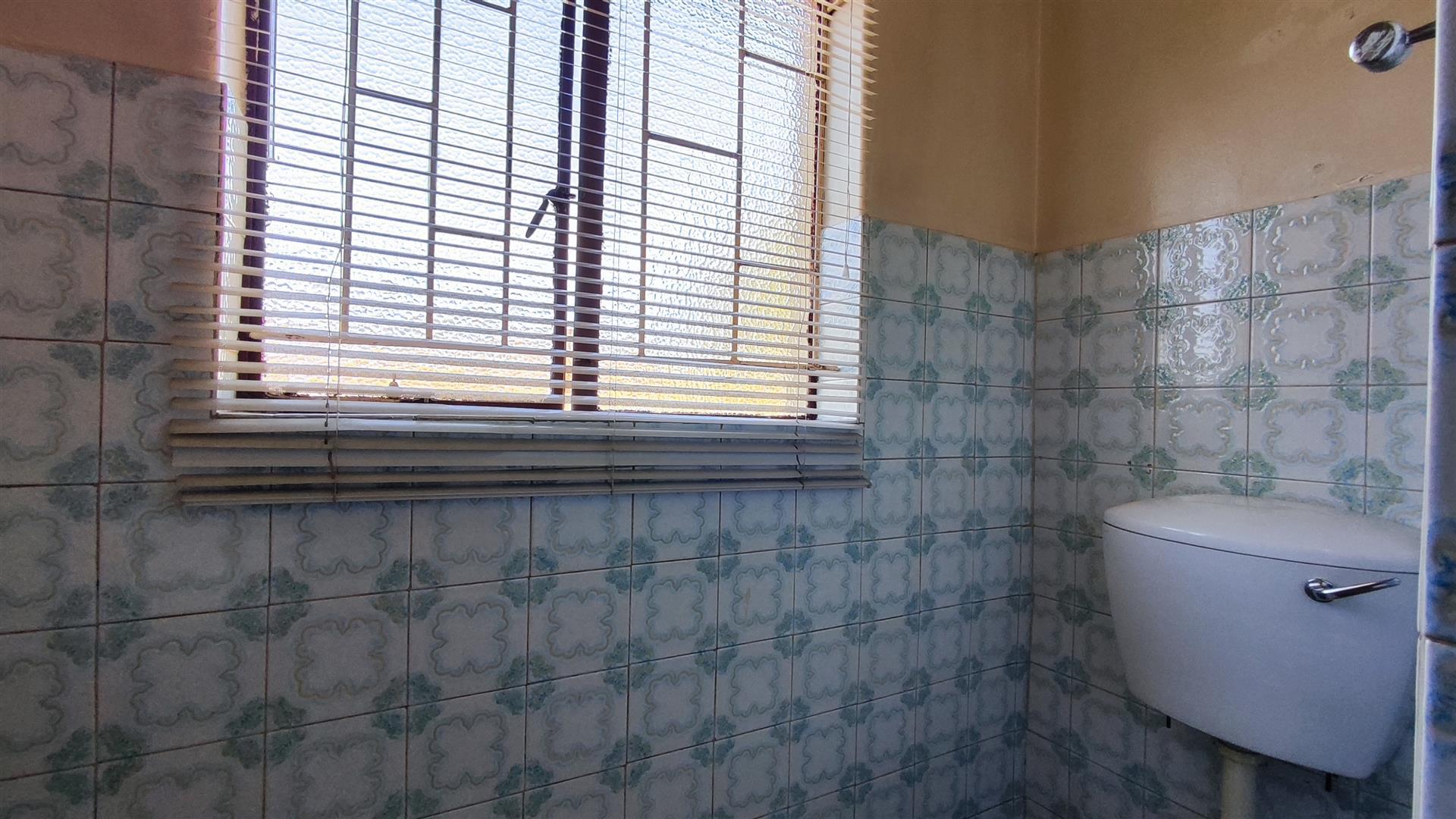 Main Bathroom - 4 square meters of property in Roodebult