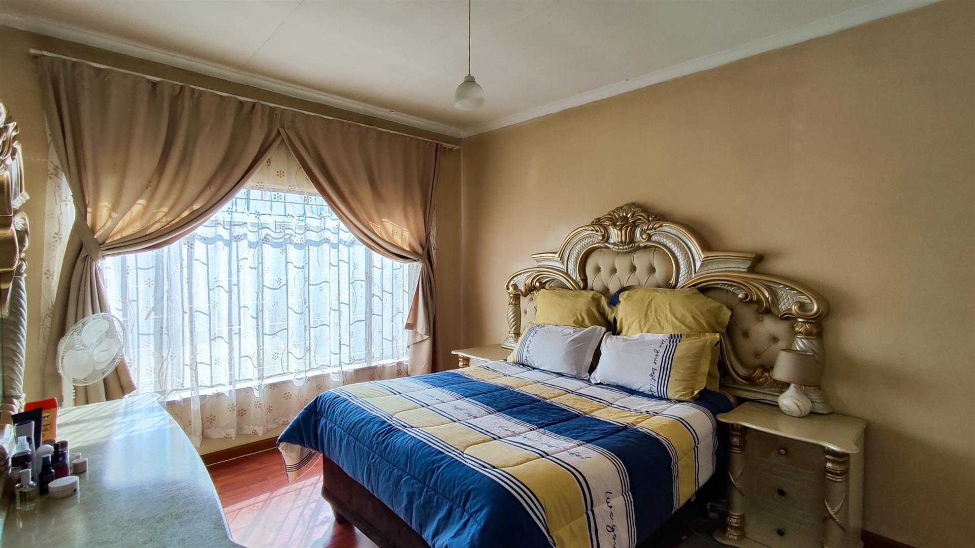 Main Bedroom - 17 square meters of property in Roodebult