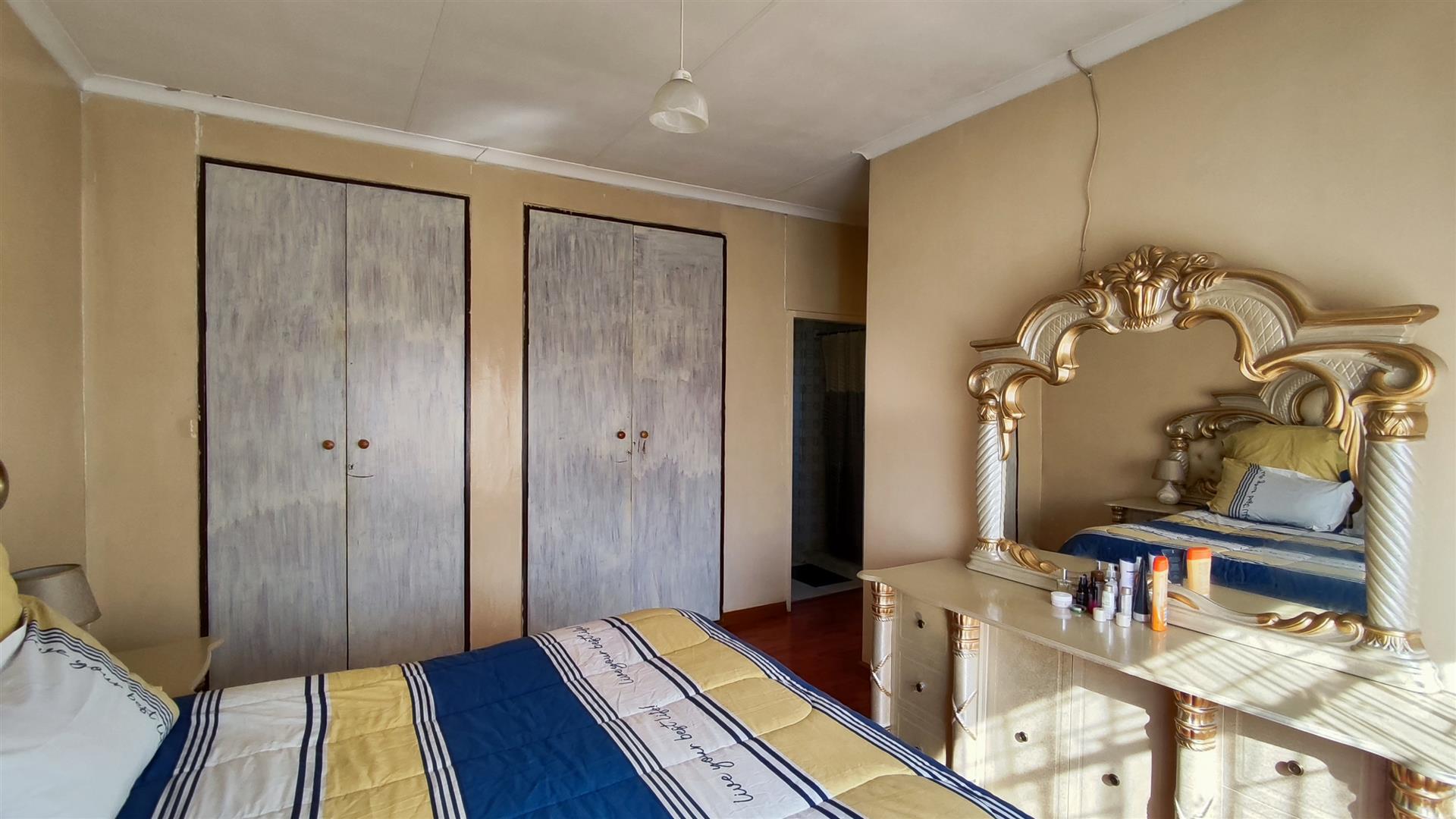 Main Bedroom - 17 square meters of property in Roodebult