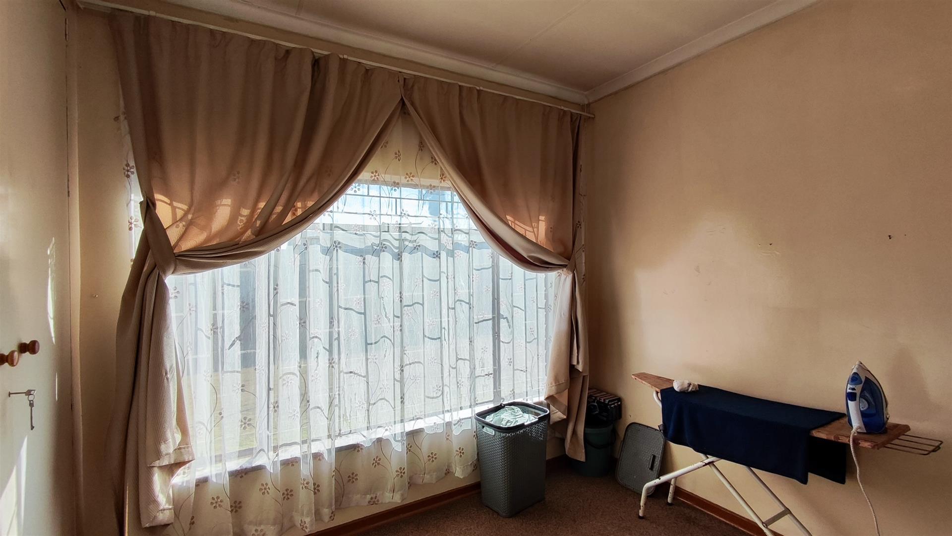 Bed Room 1 - 11 square meters of property in Roodebult