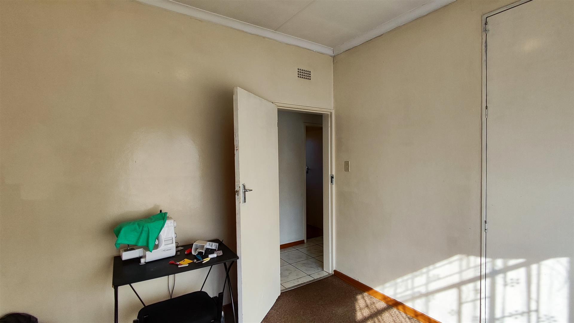 Bed Room 1 - 11 square meters of property in Roodebult