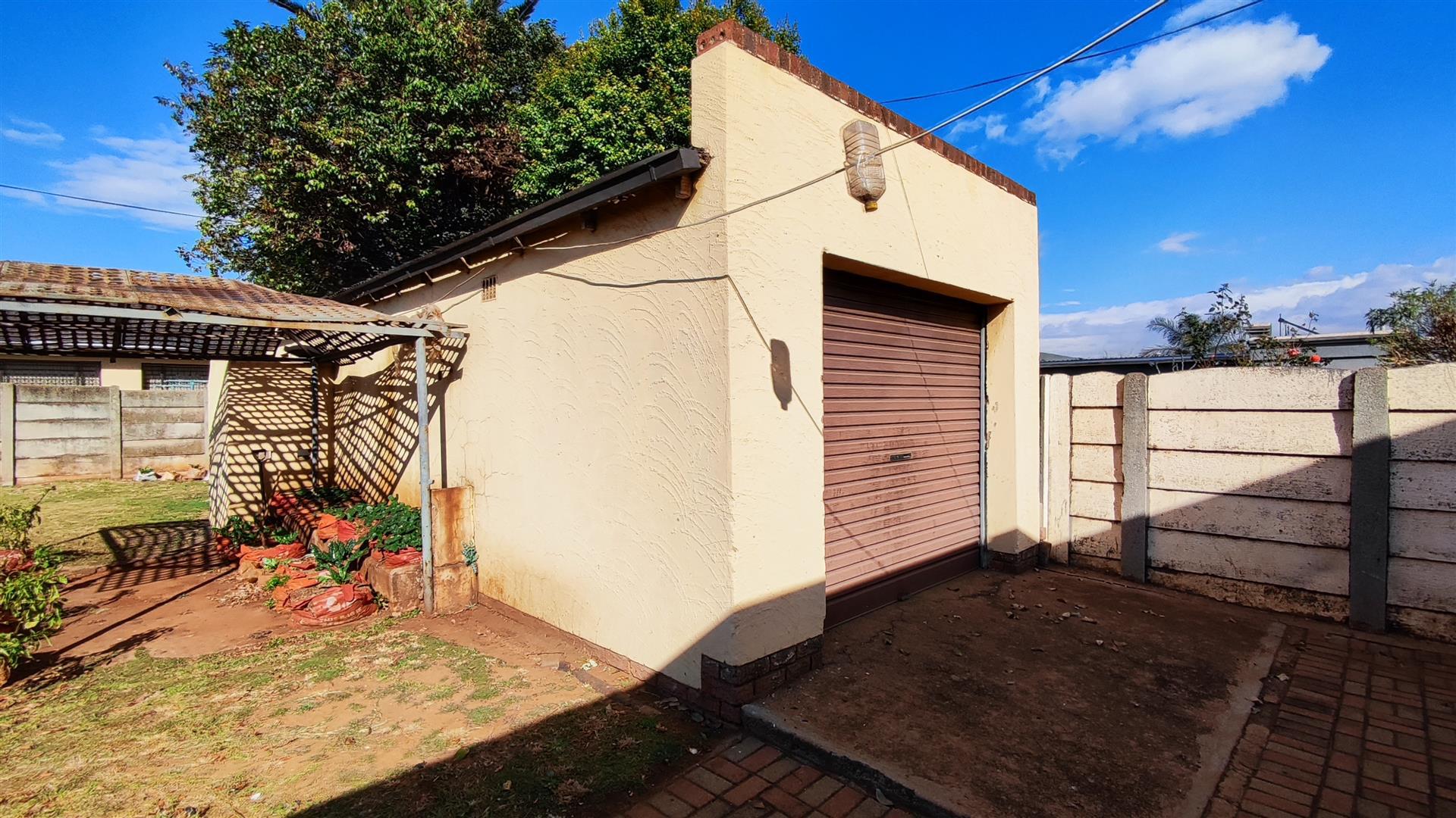 Front View of property in Roodebult