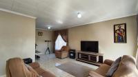 Lounges - 21 square meters of property in Roodebult