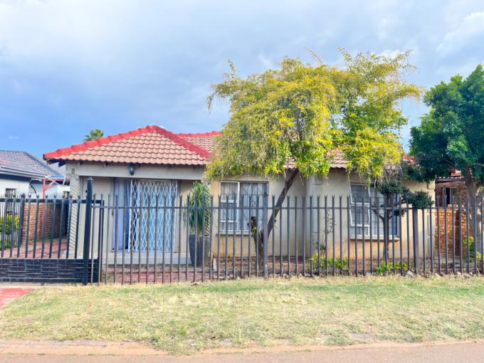 4 Bedroom House for Sale For Sale in Danville - MR565681
