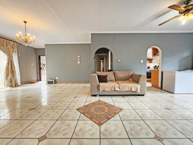 4 Bedroom House for Sale For Sale in Mulbarton MR566038