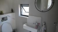 Guest Toilet - 2 square meters of property in Fourways