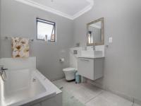 Bathroom 1 - 9 square meters of property in Fourways