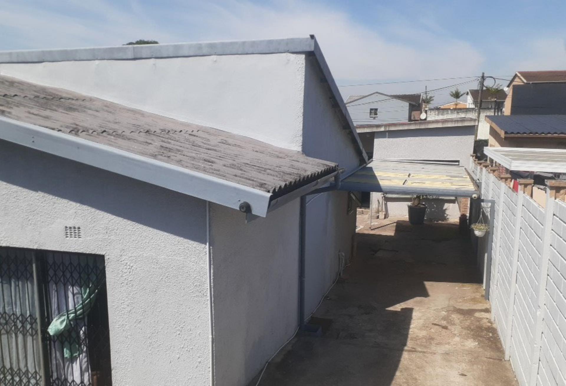 Carport  of property in Chatsworth - KZN