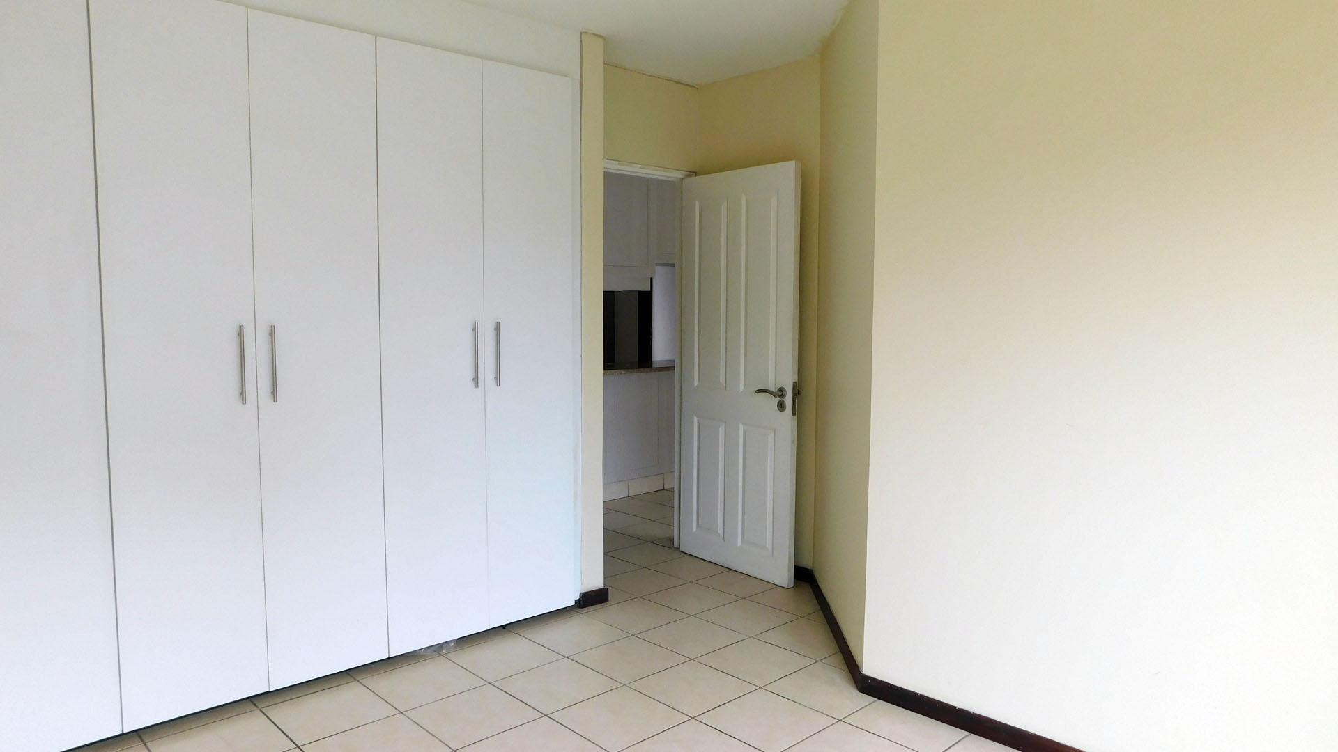 Main Bedroom - 14 square meters of property in Essenwood