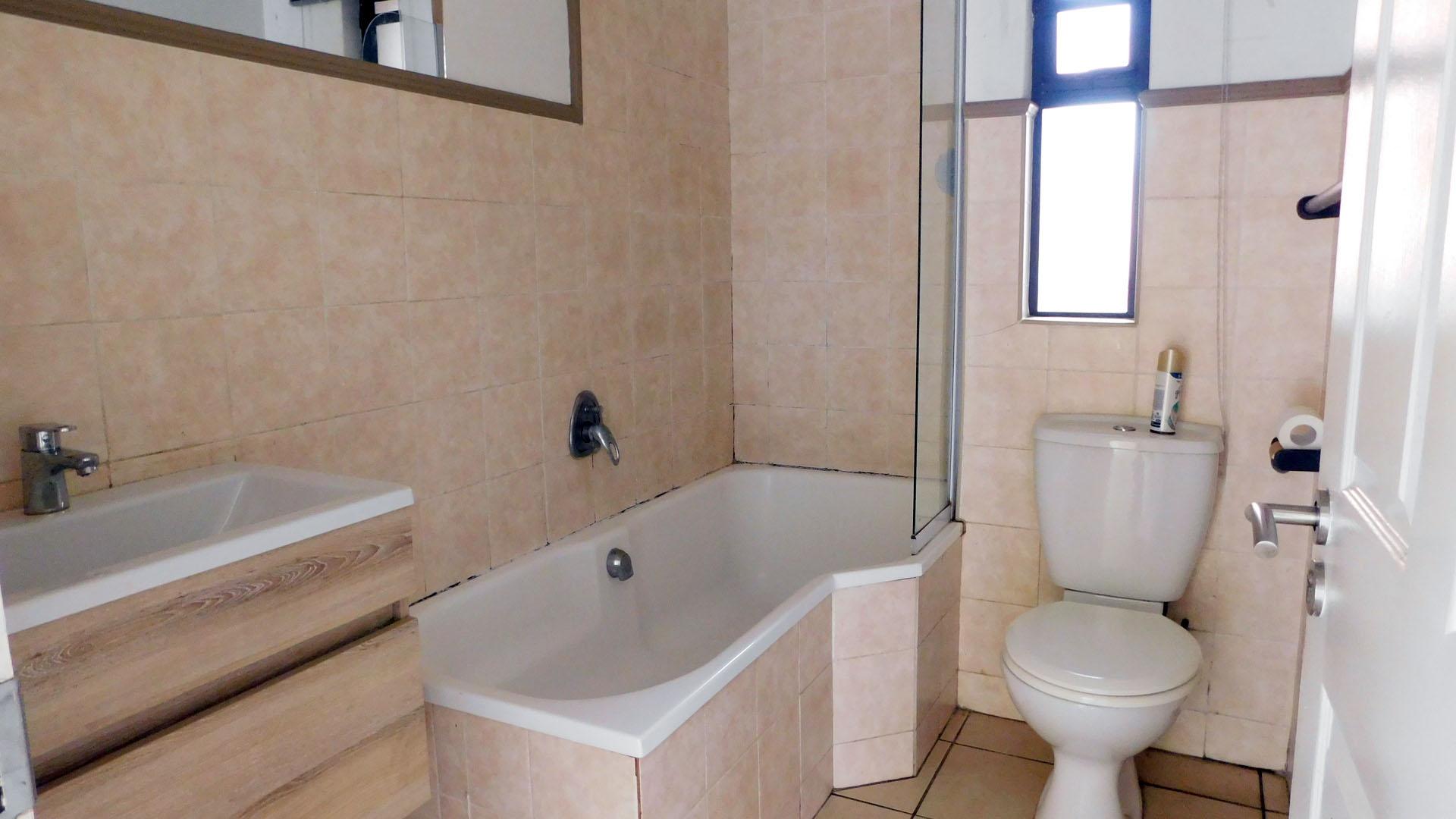 Main Bathroom of property in Essenwood