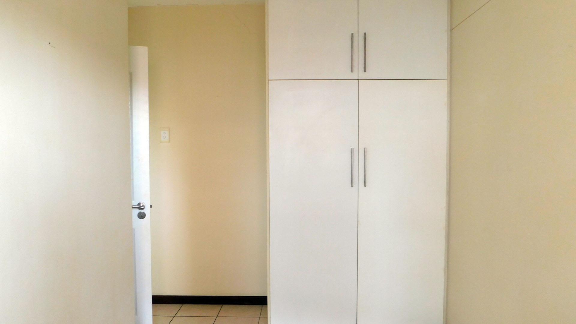 Bed Room 1 - 9 square meters of property in Essenwood