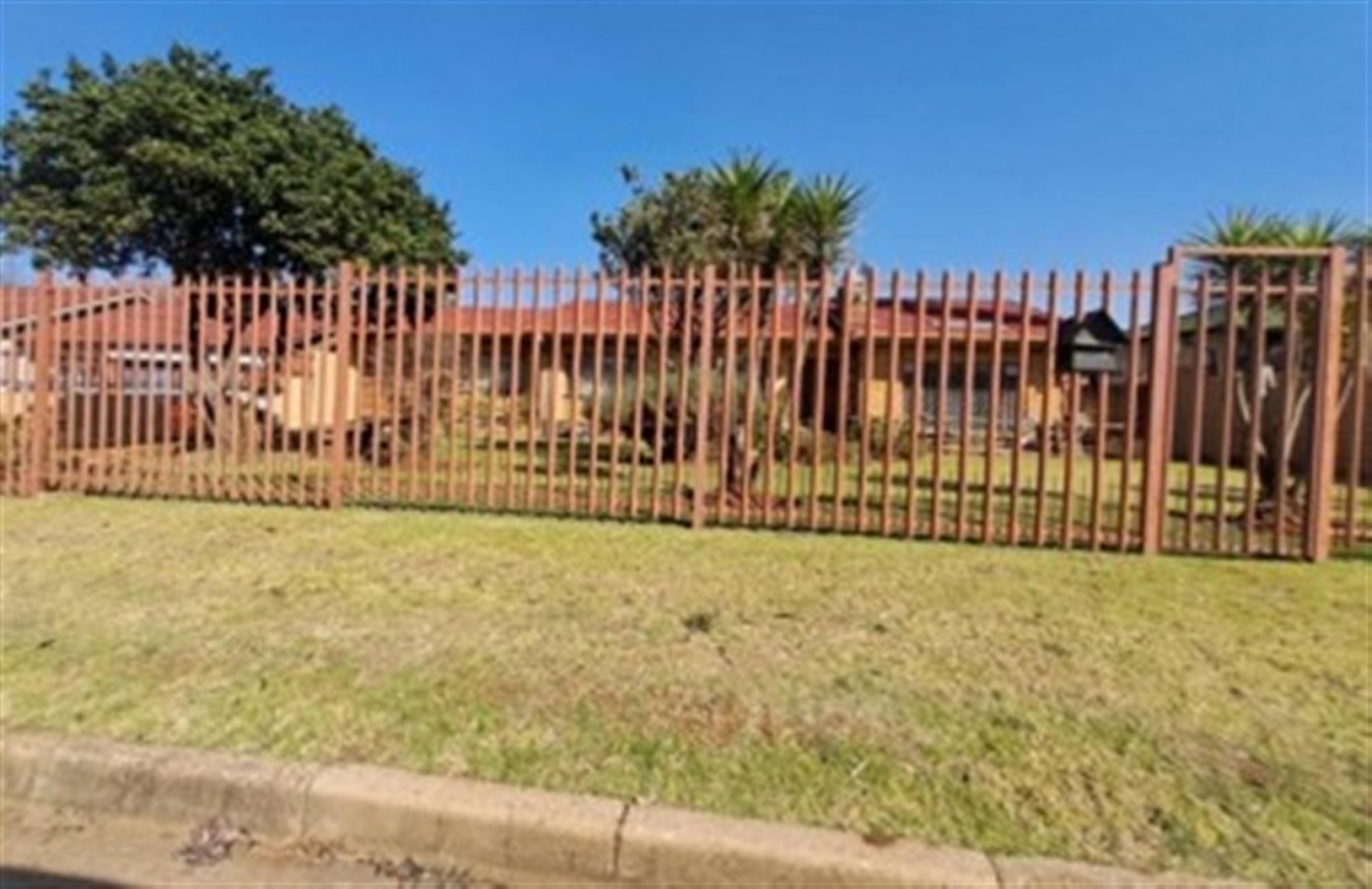 Front View of property in Casseldale