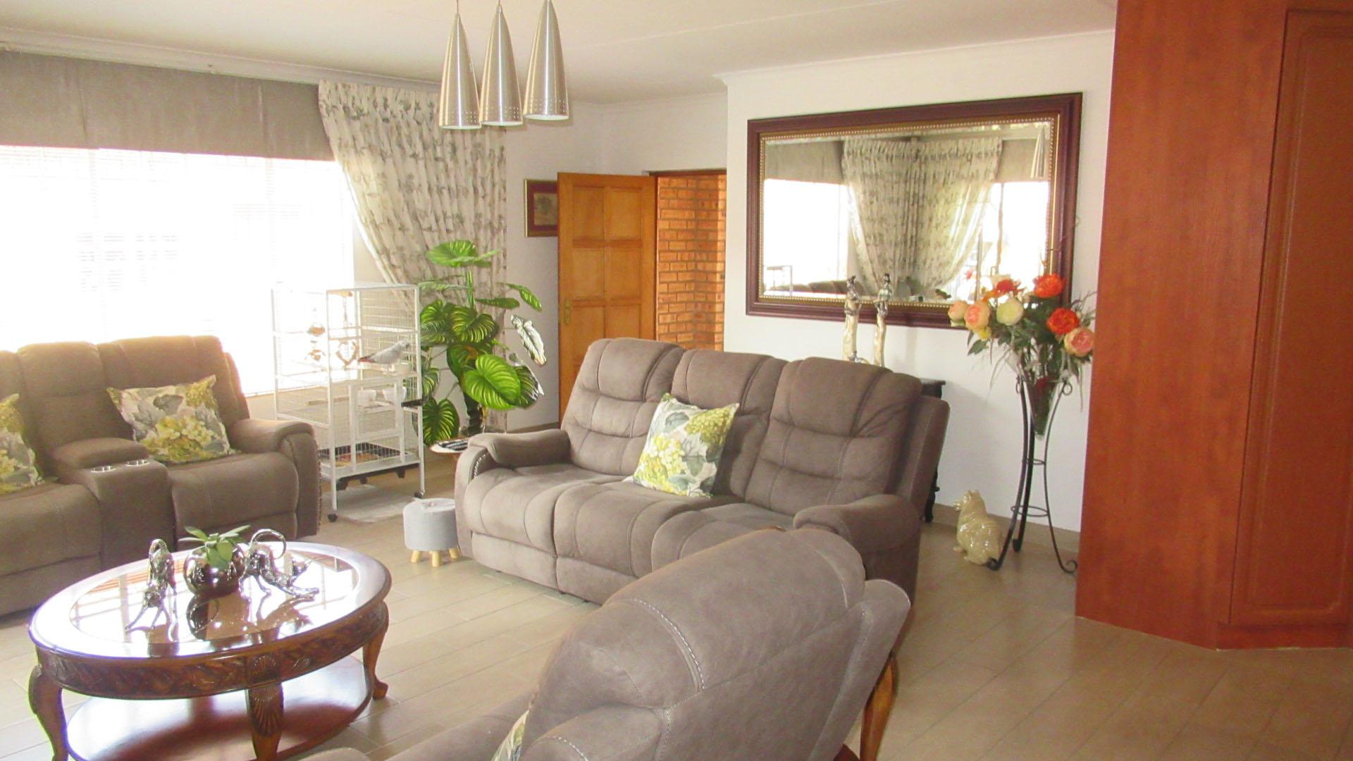 Lounges - 36 square meters of property in Eikepark