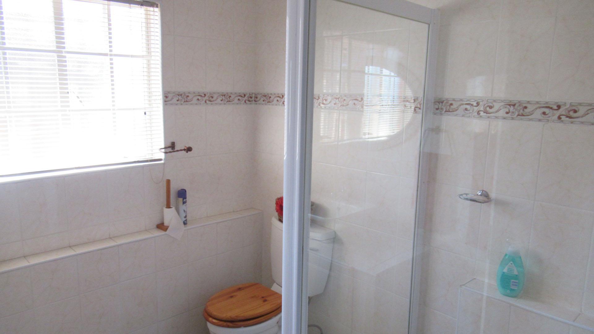 Bathroom 1 - 4 square meters of property in Eikepark