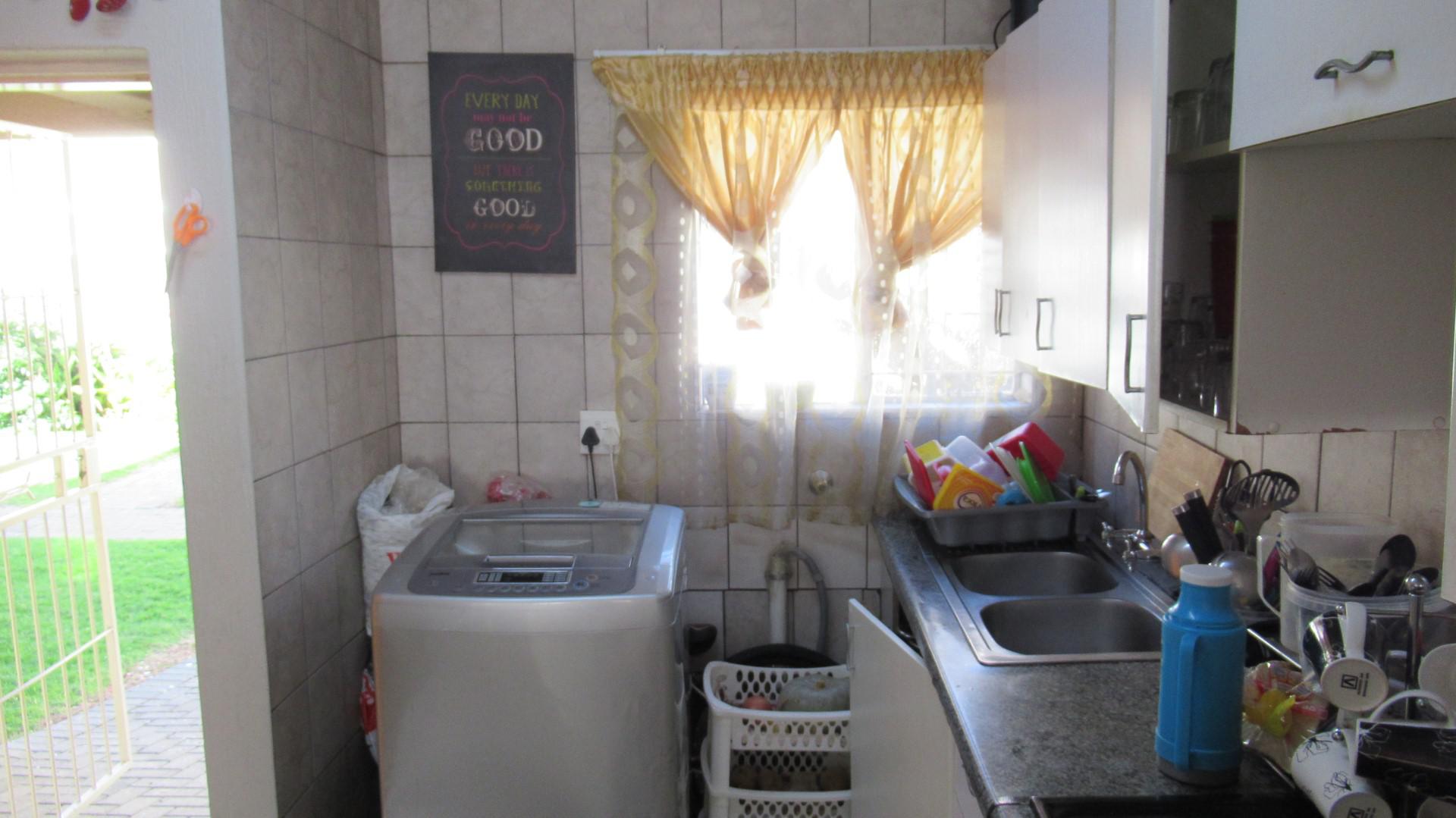 Kitchen - 12 square meters of property in Comet
