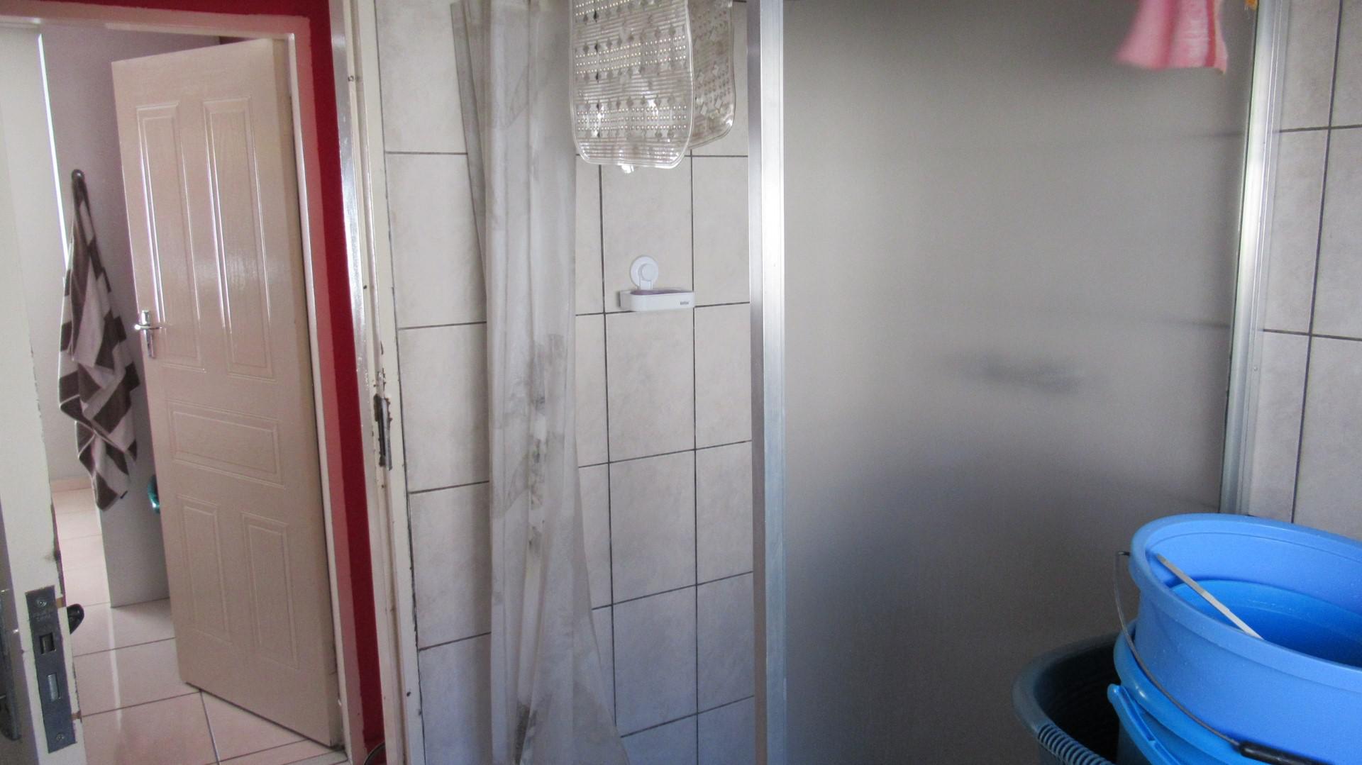 Bathroom 1 - 6 square meters of property in Comet