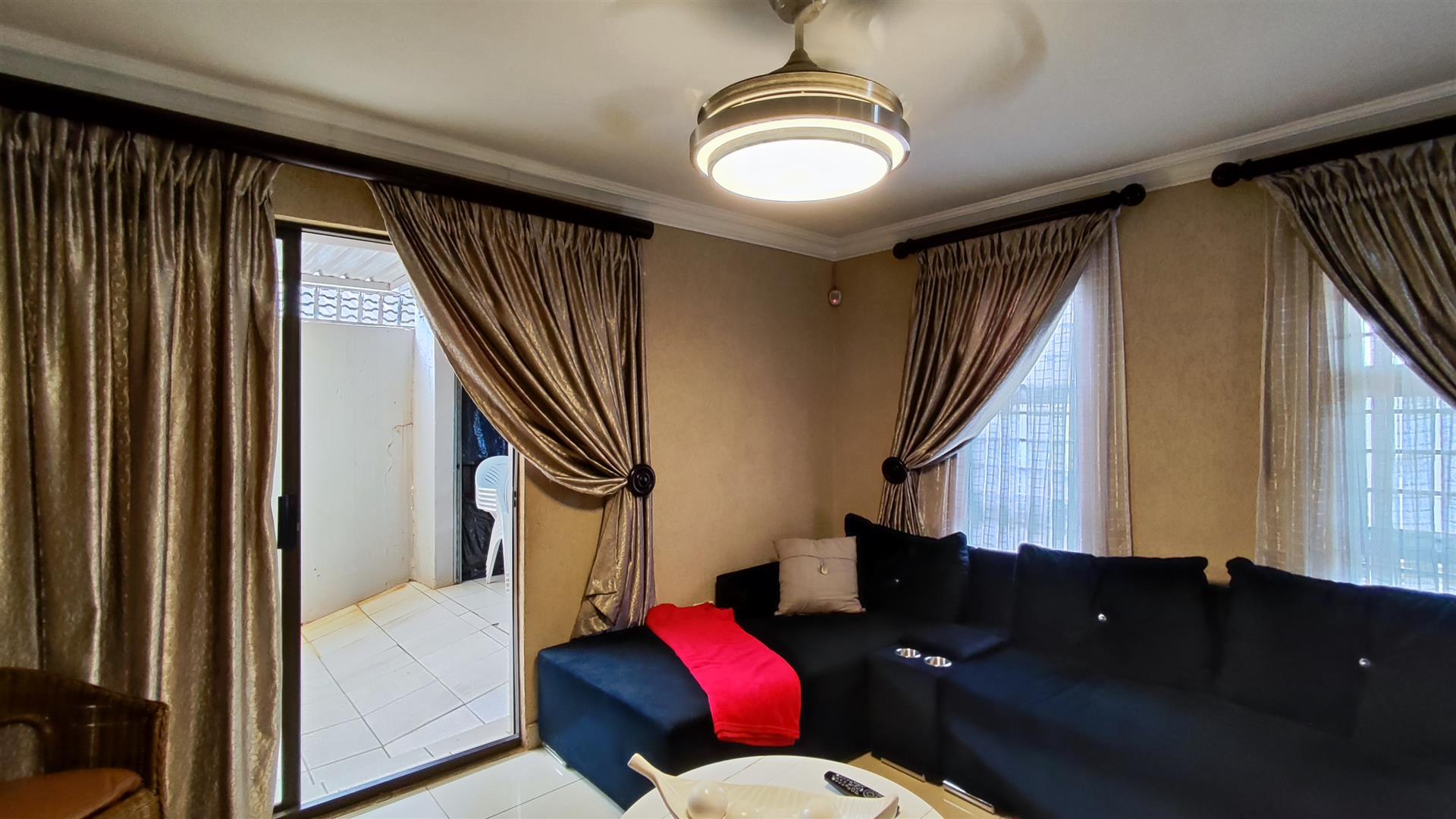 Lounges - 20 square meters of property in Vosloorus