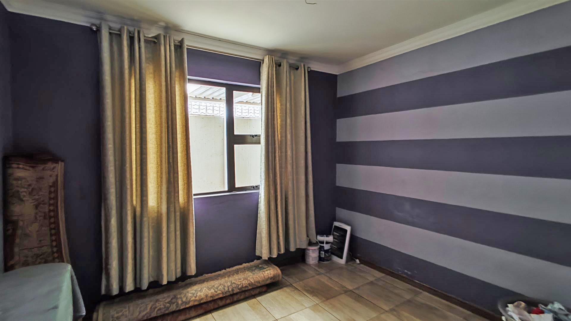 Bed Room 1 - 11 square meters of property in Vosloorus