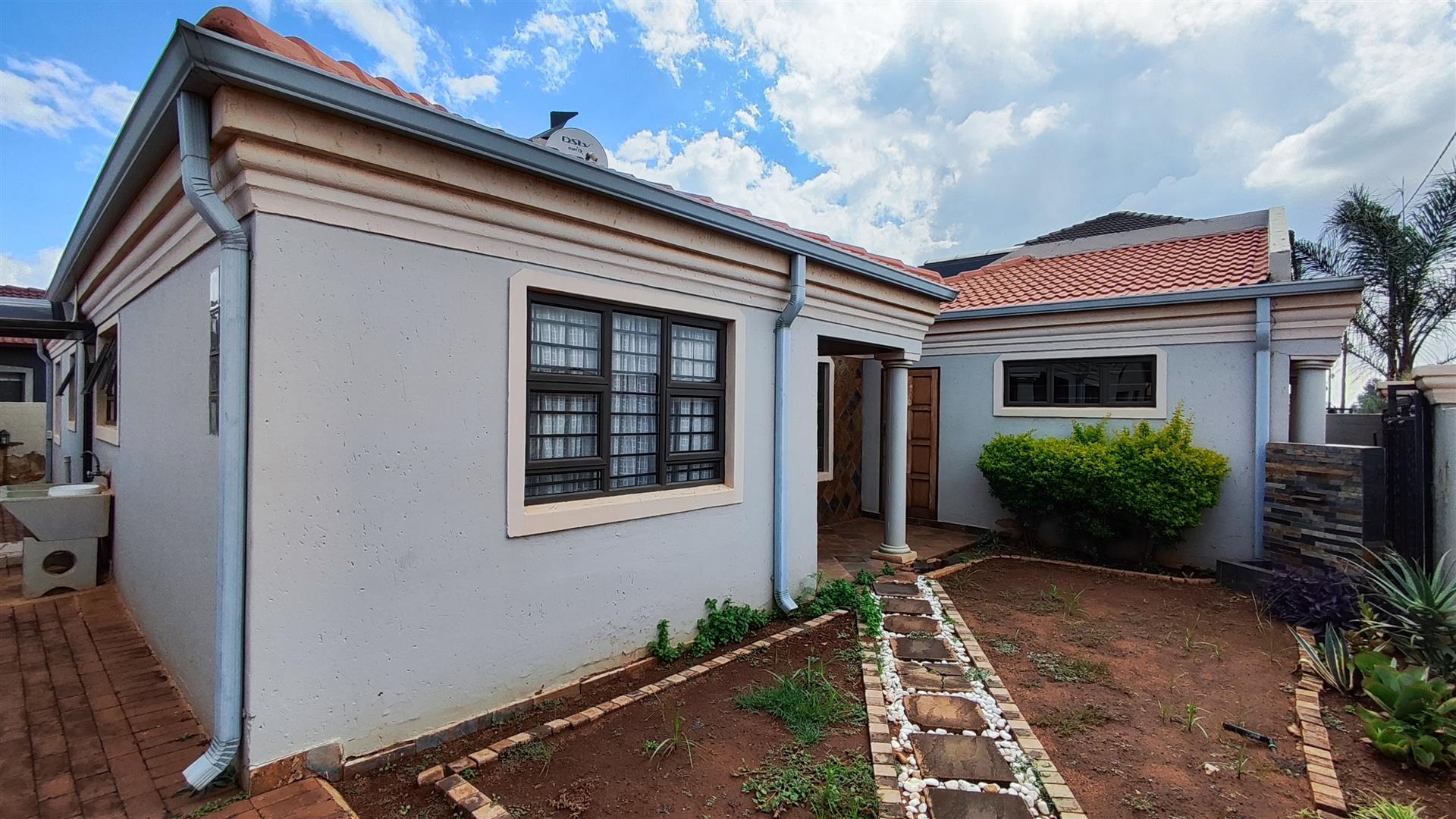 Front View of property in Vosloorus