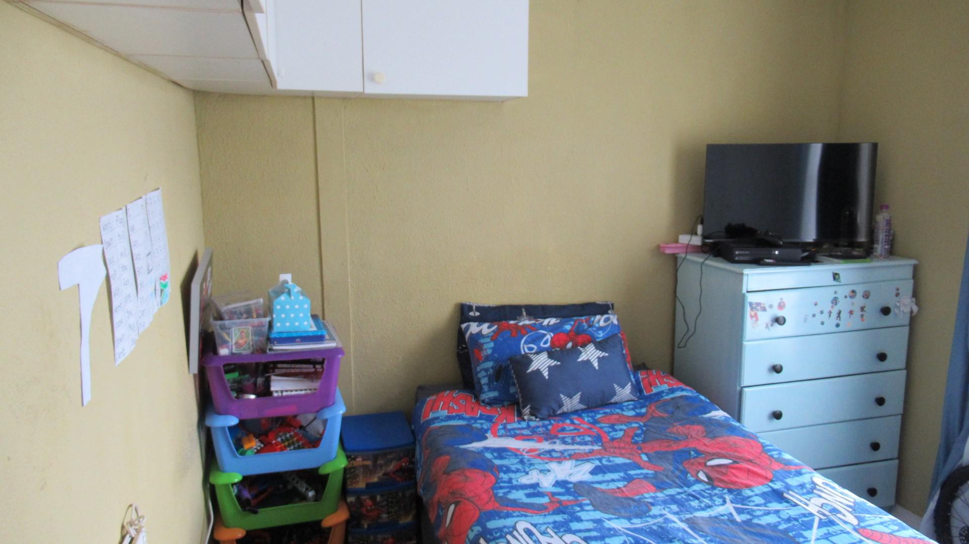 Bed Room 1 - 14 square meters of property in Florida