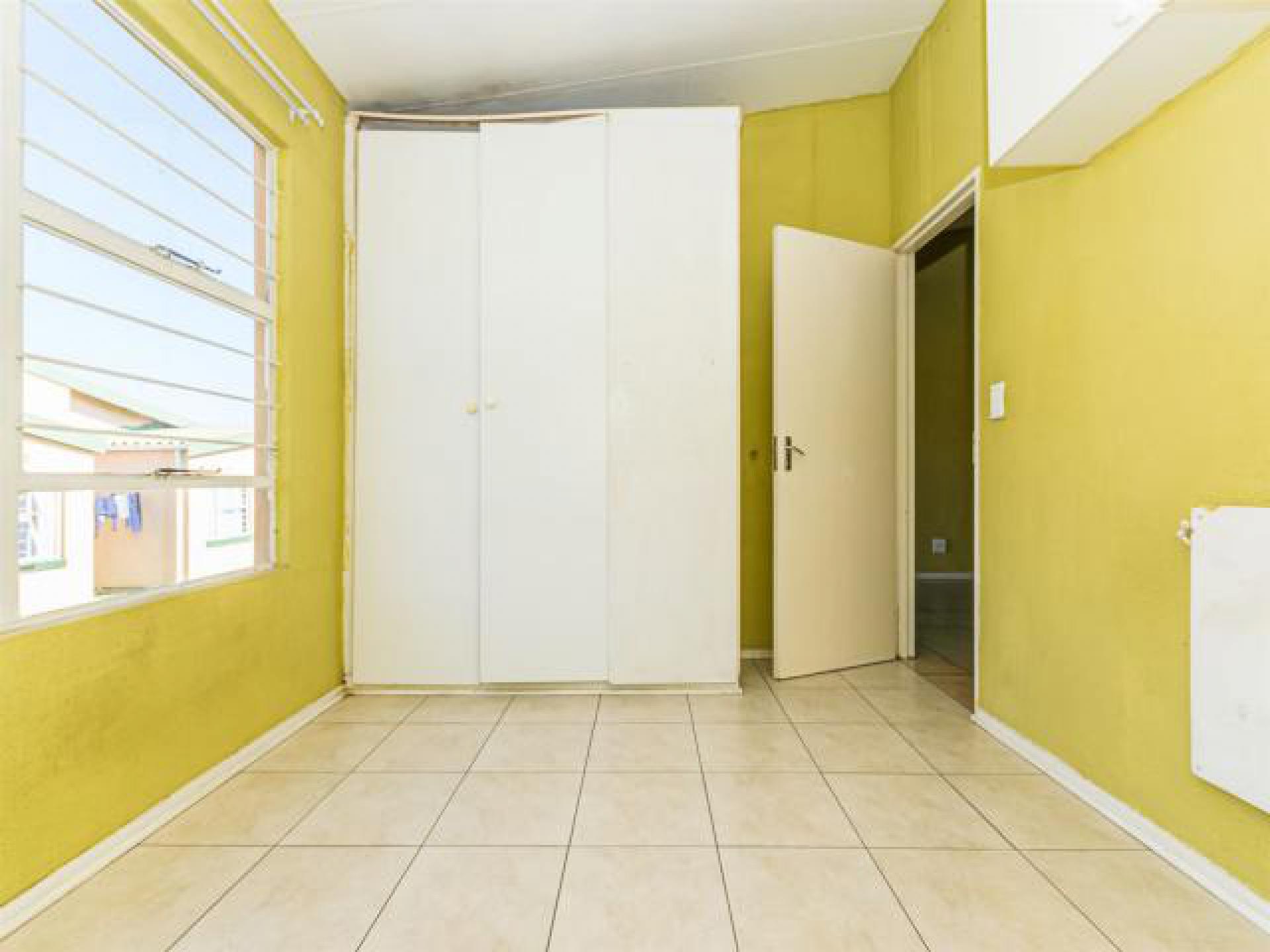 Bed Room 1 - 14 square meters of property in Florida