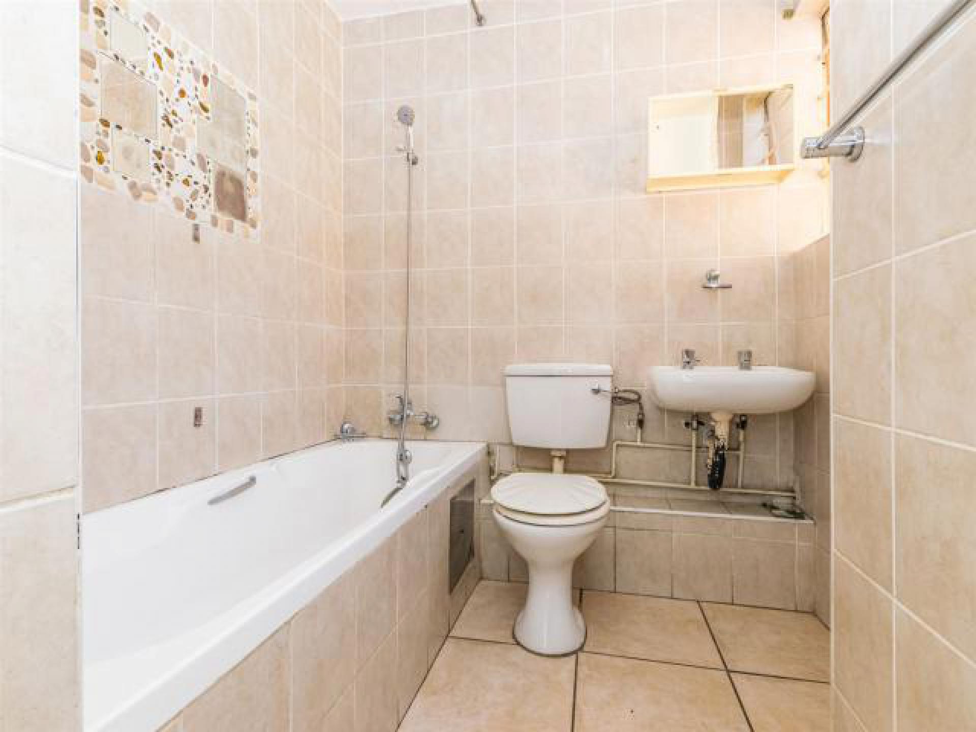 Bathroom 1 - 5 square meters of property in Florida