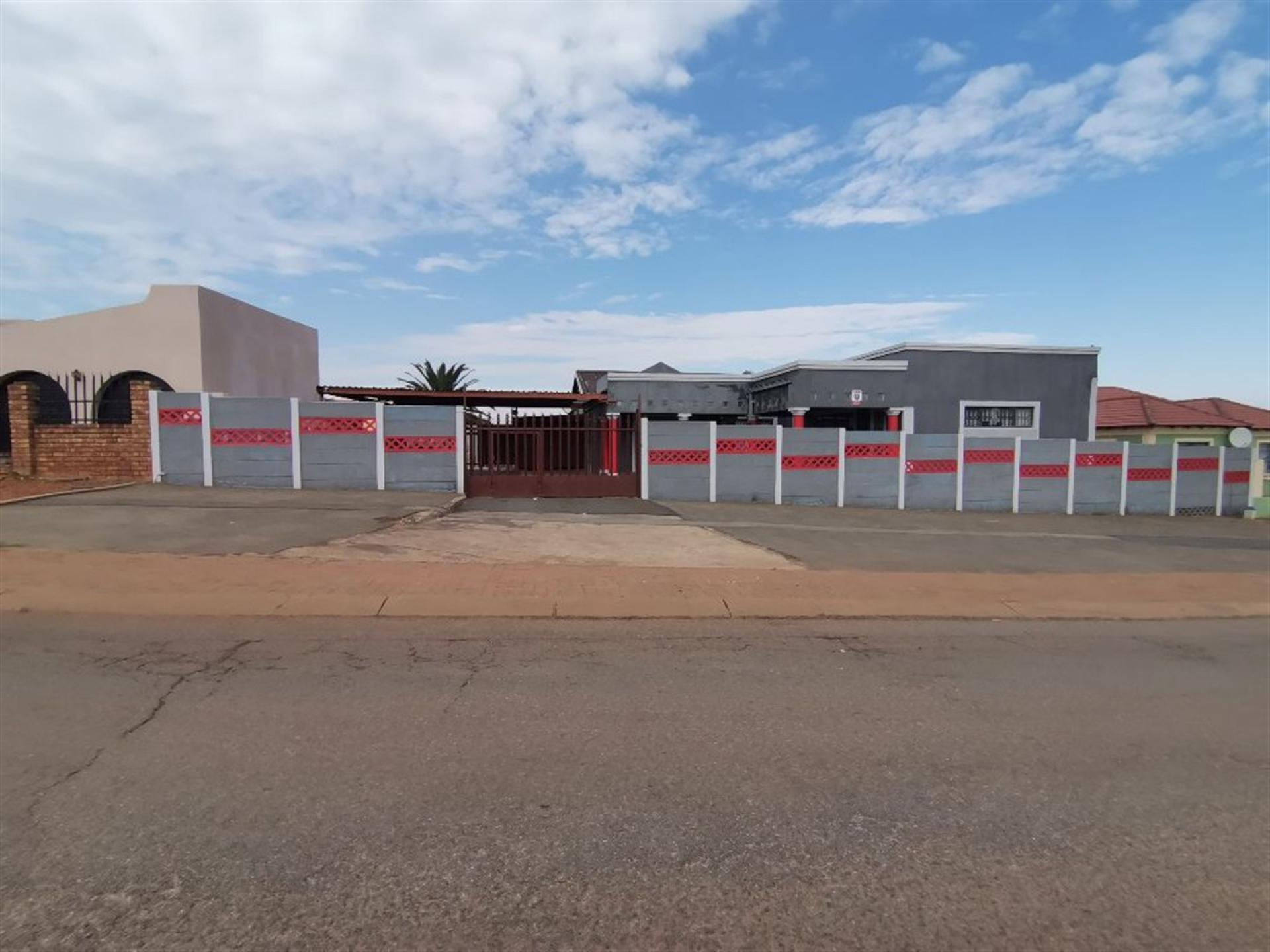 Front View of property in Eden Park