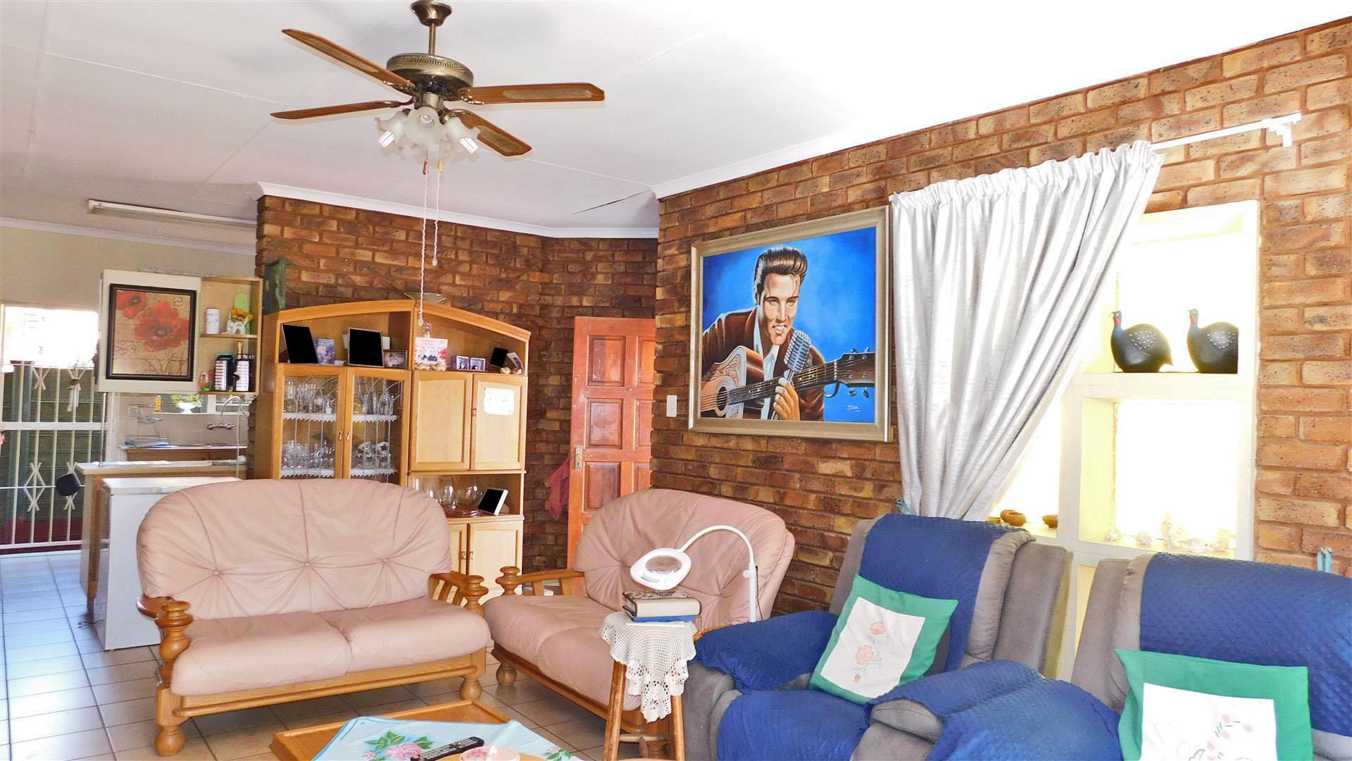 Lounges - 33 square meters of property in Ninapark