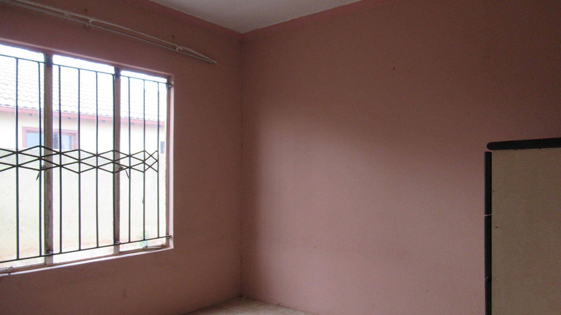 Bed Room 1 - 11 square meters of property in Protea Glen