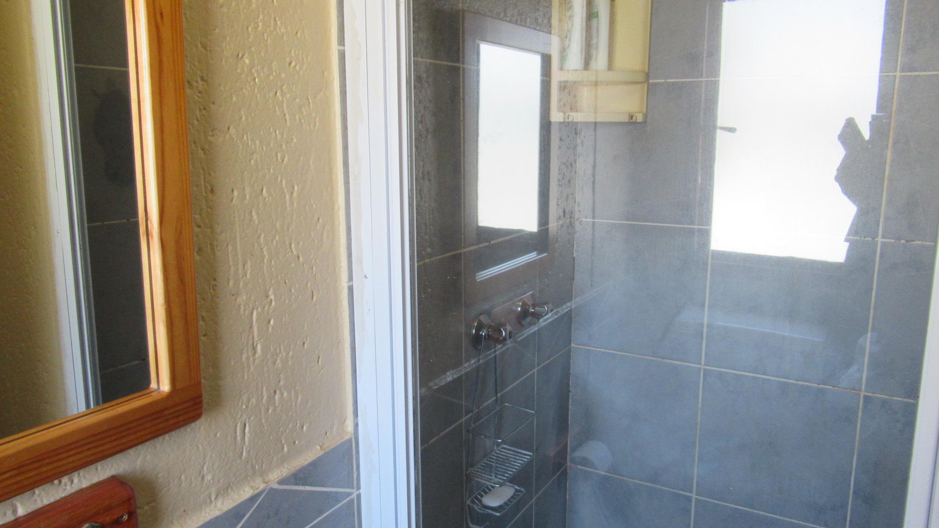 Bathroom 2 of property in Bromhof