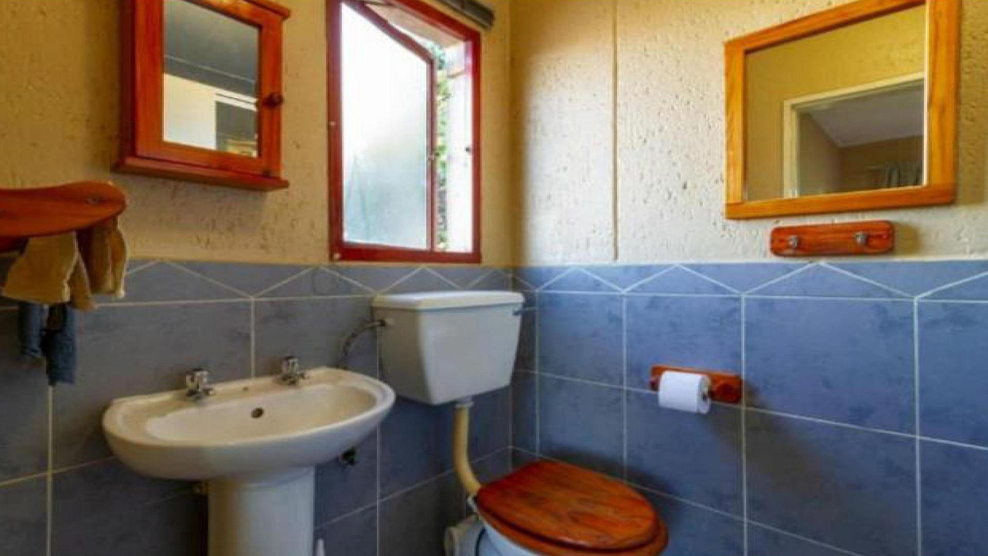 Bathroom 2 of property in Bromhof