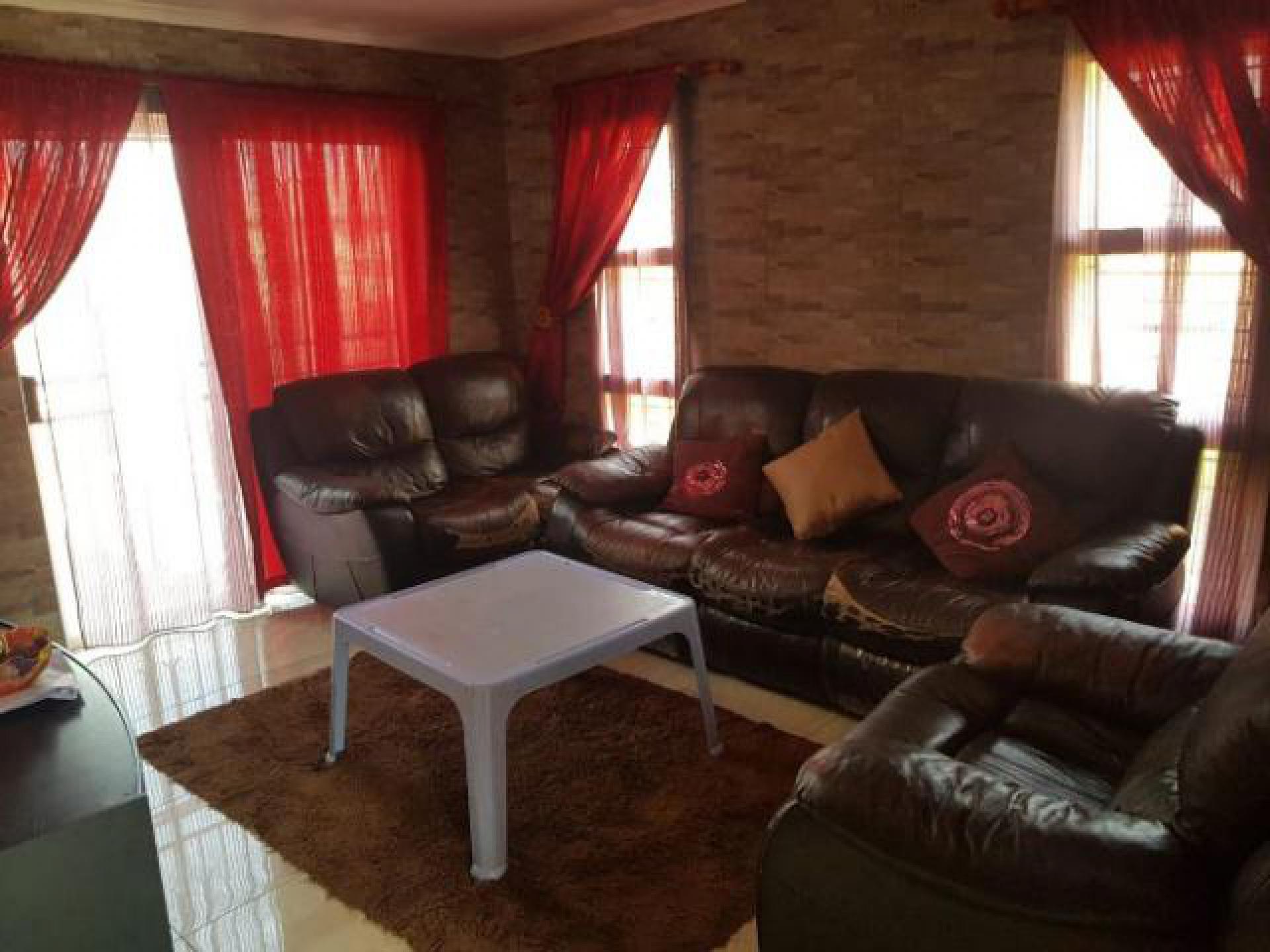 Lounges - 17 square meters of property in The Orchards