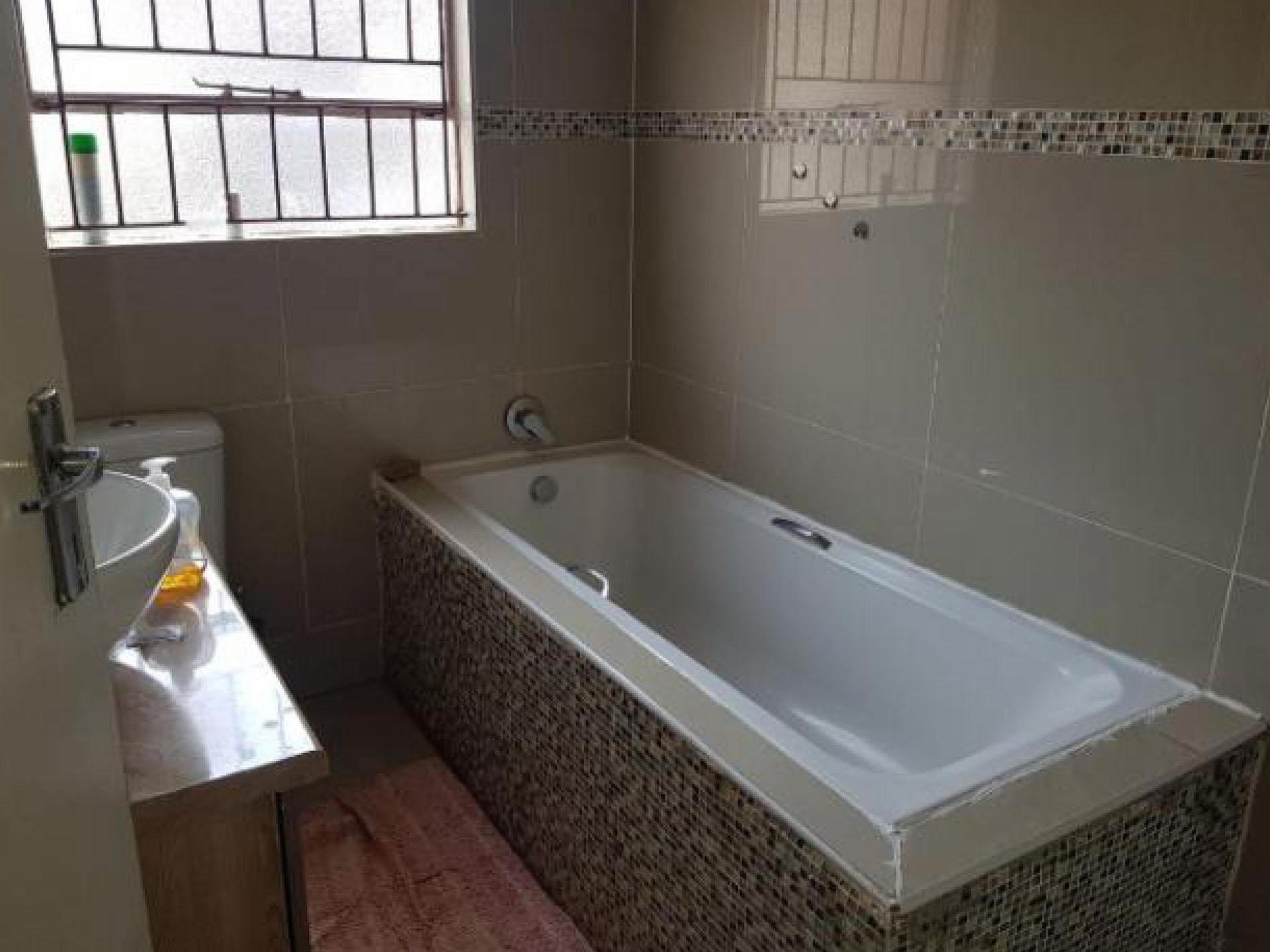 Bathroom 1 - 5 square meters of property in The Orchards