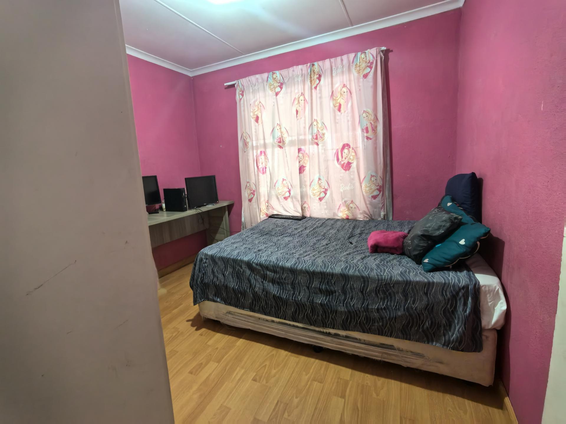 Bed Room 2 - 11 square meters of property in The Orchards