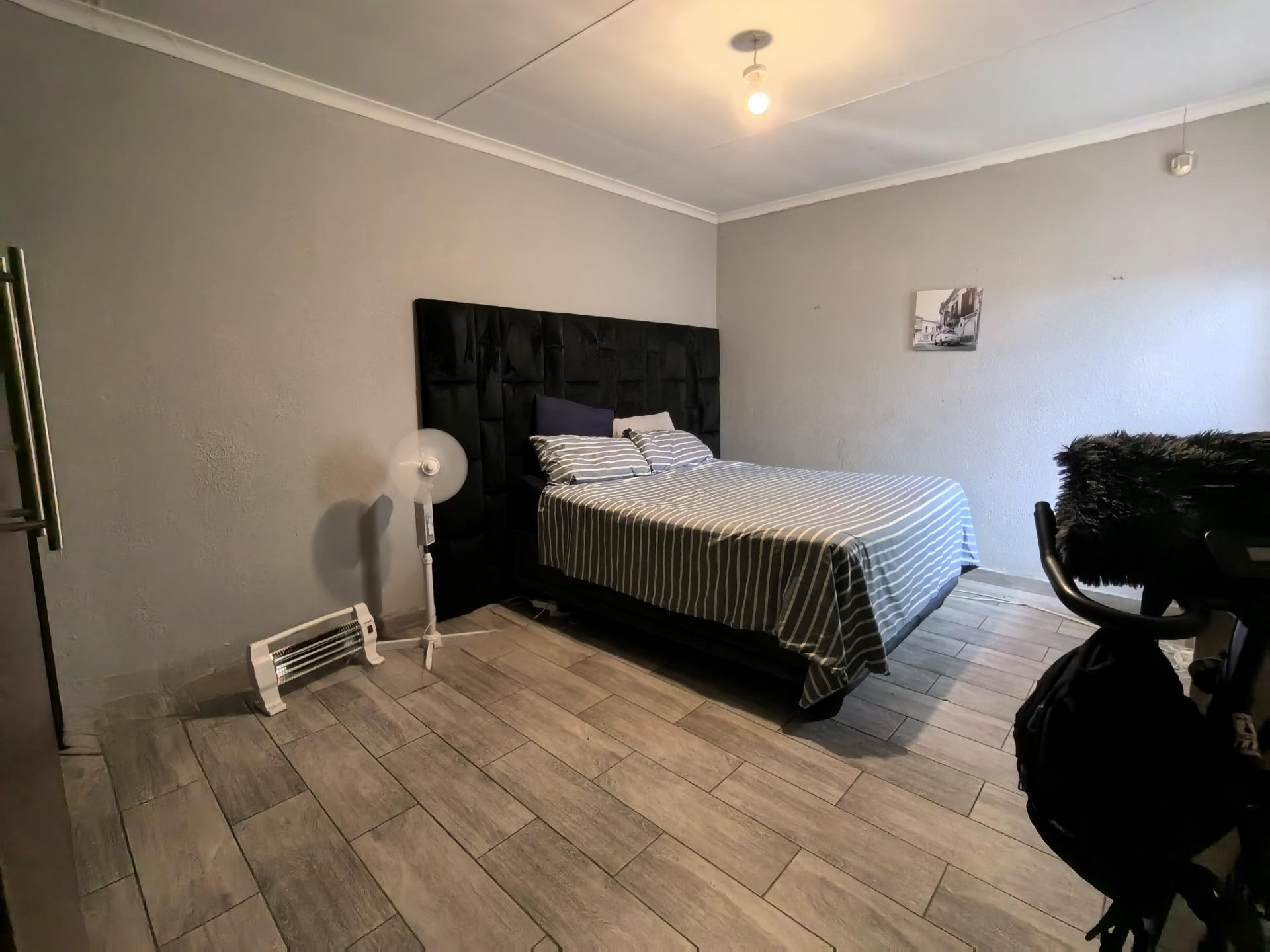 Main Bedroom - 18 square meters of property in The Orchards