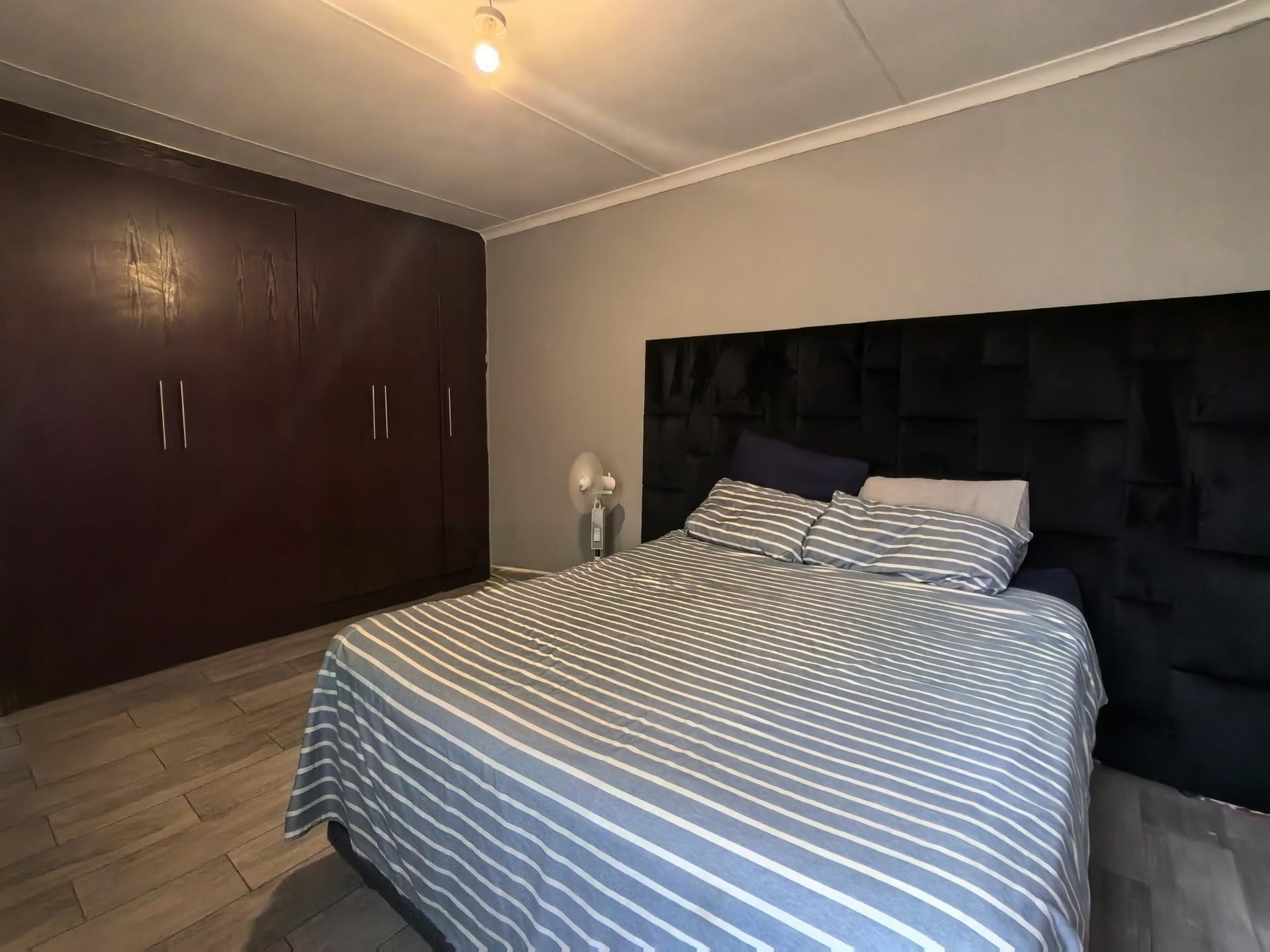 Main Bedroom - 18 square meters of property in The Orchards