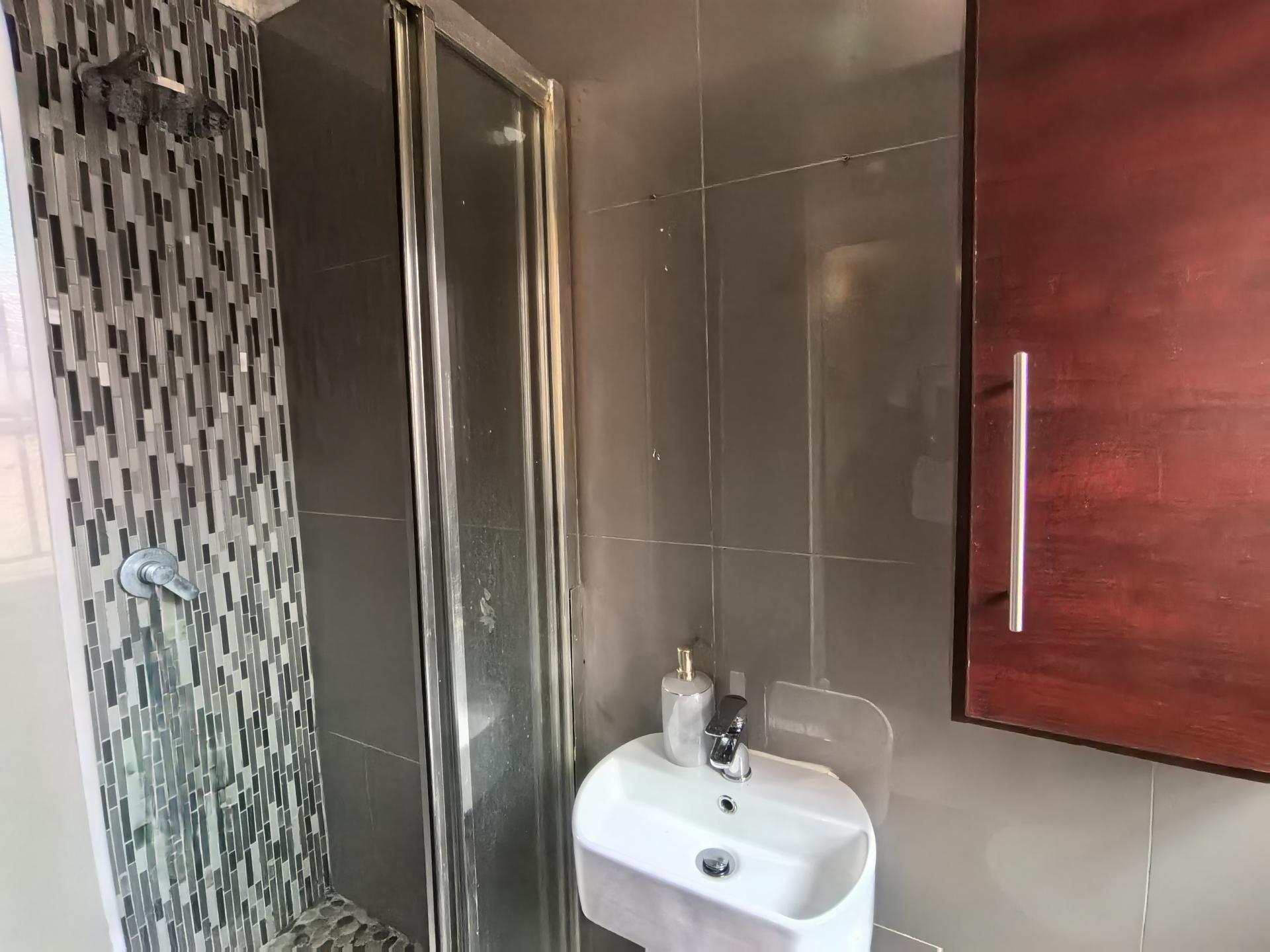 Main Bathroom - 3 square meters of property in The Orchards