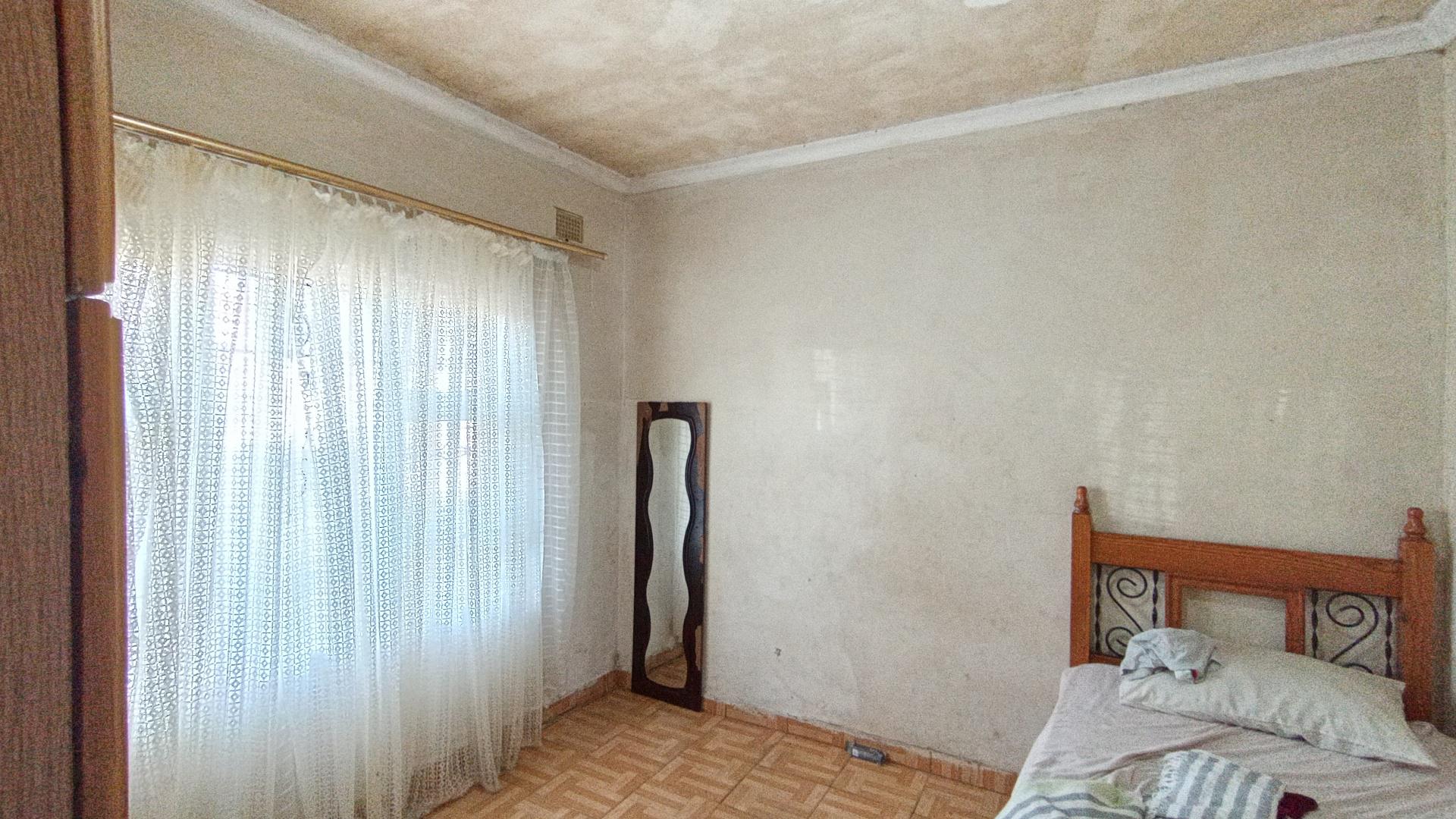 Bed Room 1 - 11 square meters of property in KwaMashu