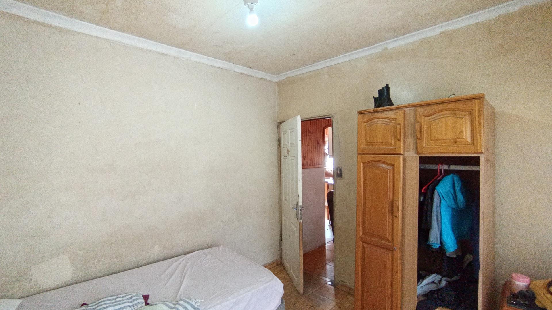 Bed Room 1 - 11 square meters of property in KwaMashu
