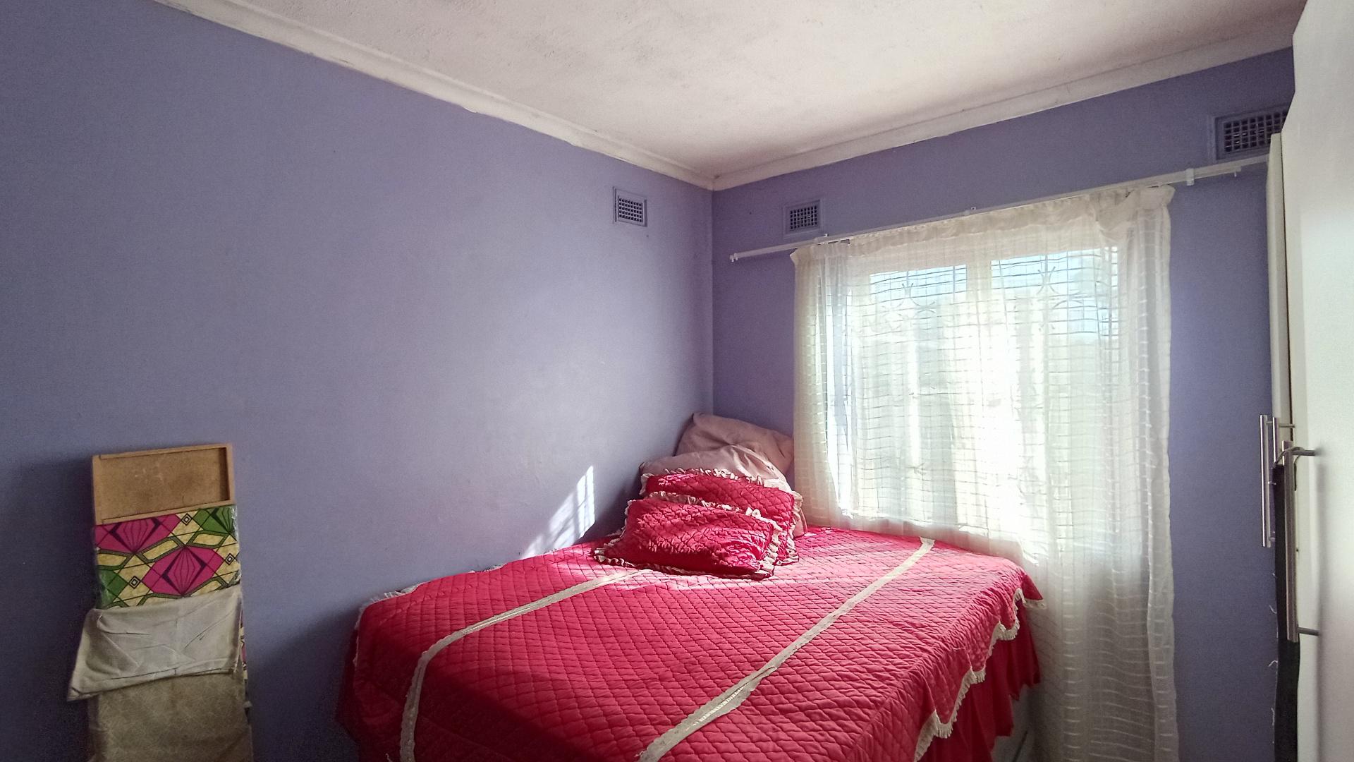 Bed Room 2 - 11 square meters of property in KwaMashu