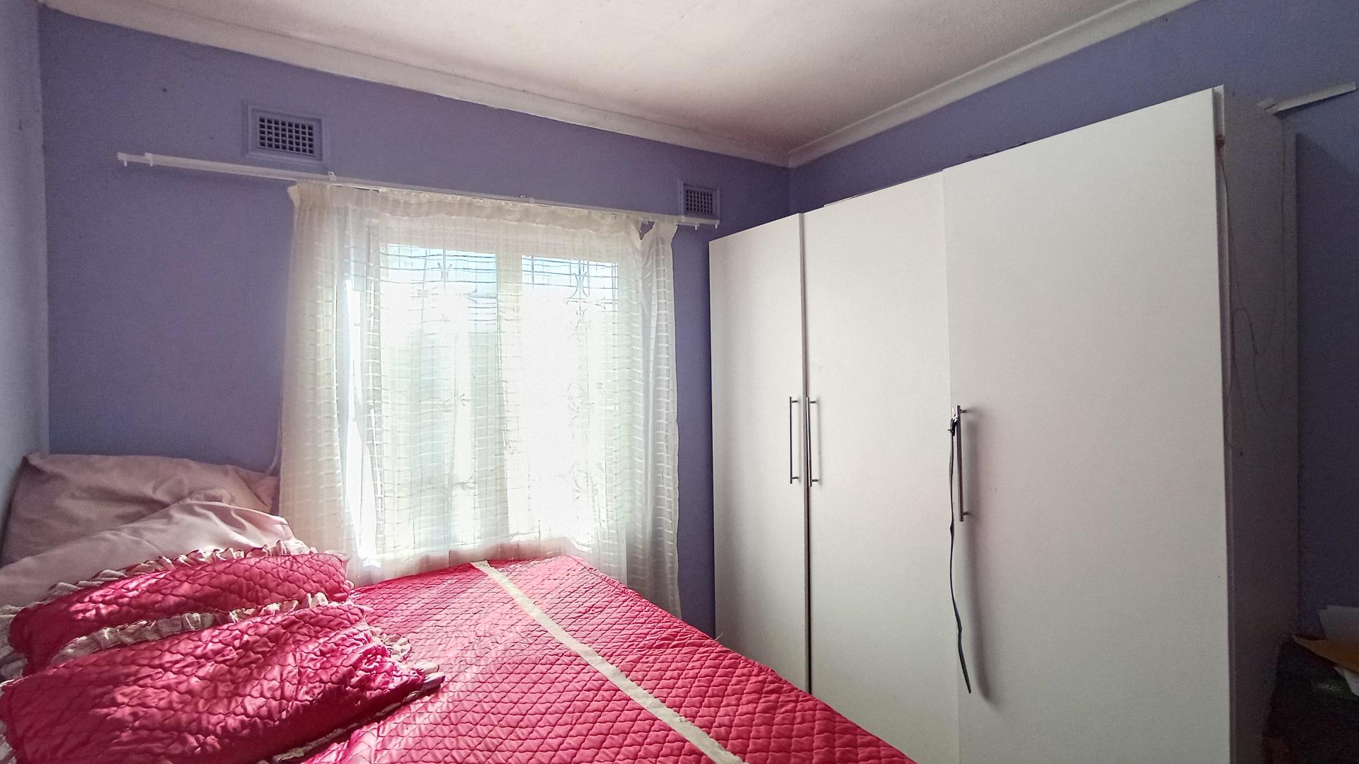 Bed Room 2 - 11 square meters of property in KwaMashu