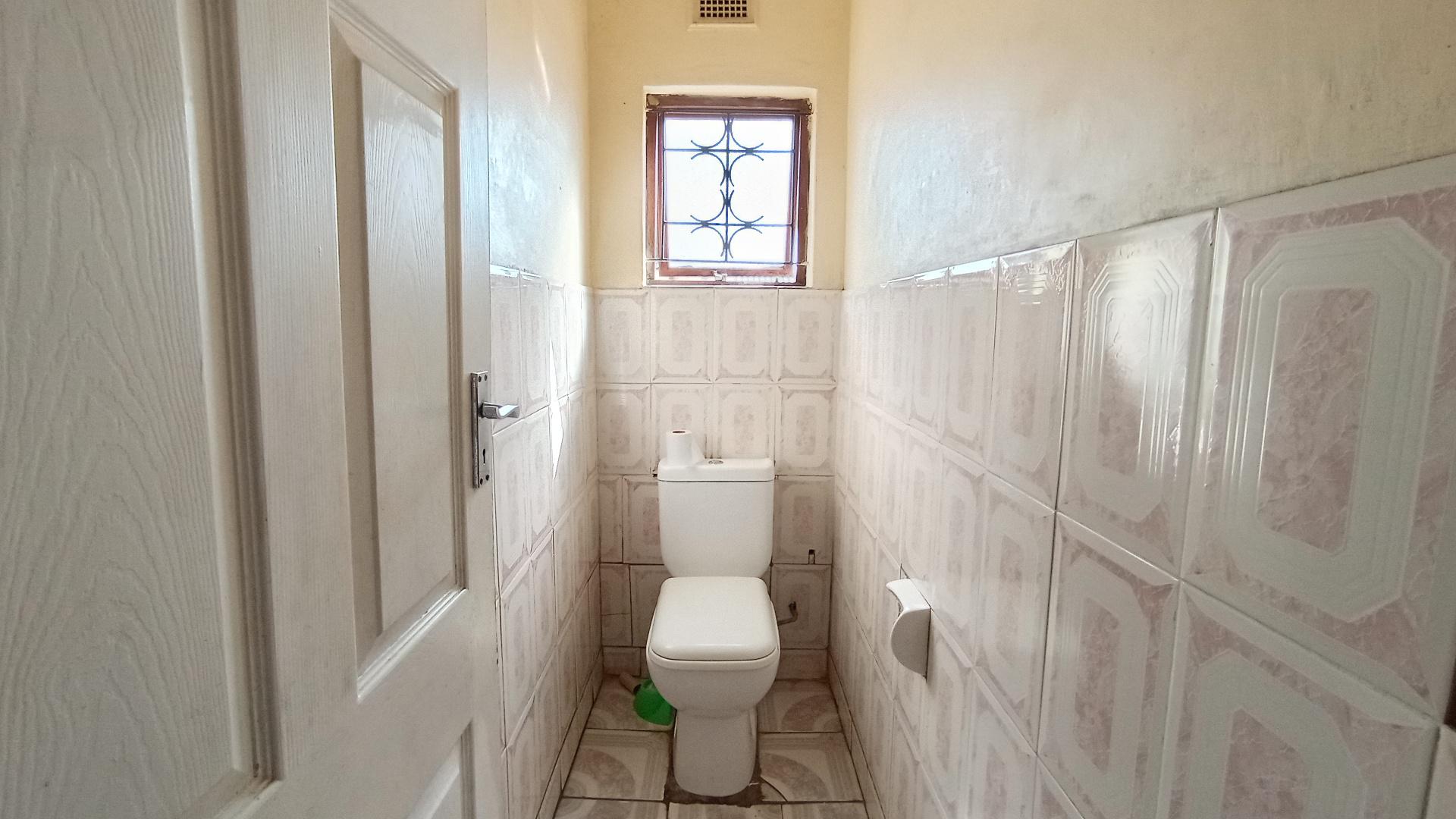 Bathroom 1 - 7 square meters of property in KwaMashu