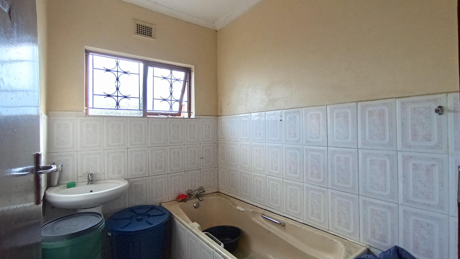 Bathroom 1 - 7 square meters of property in KwaMashu