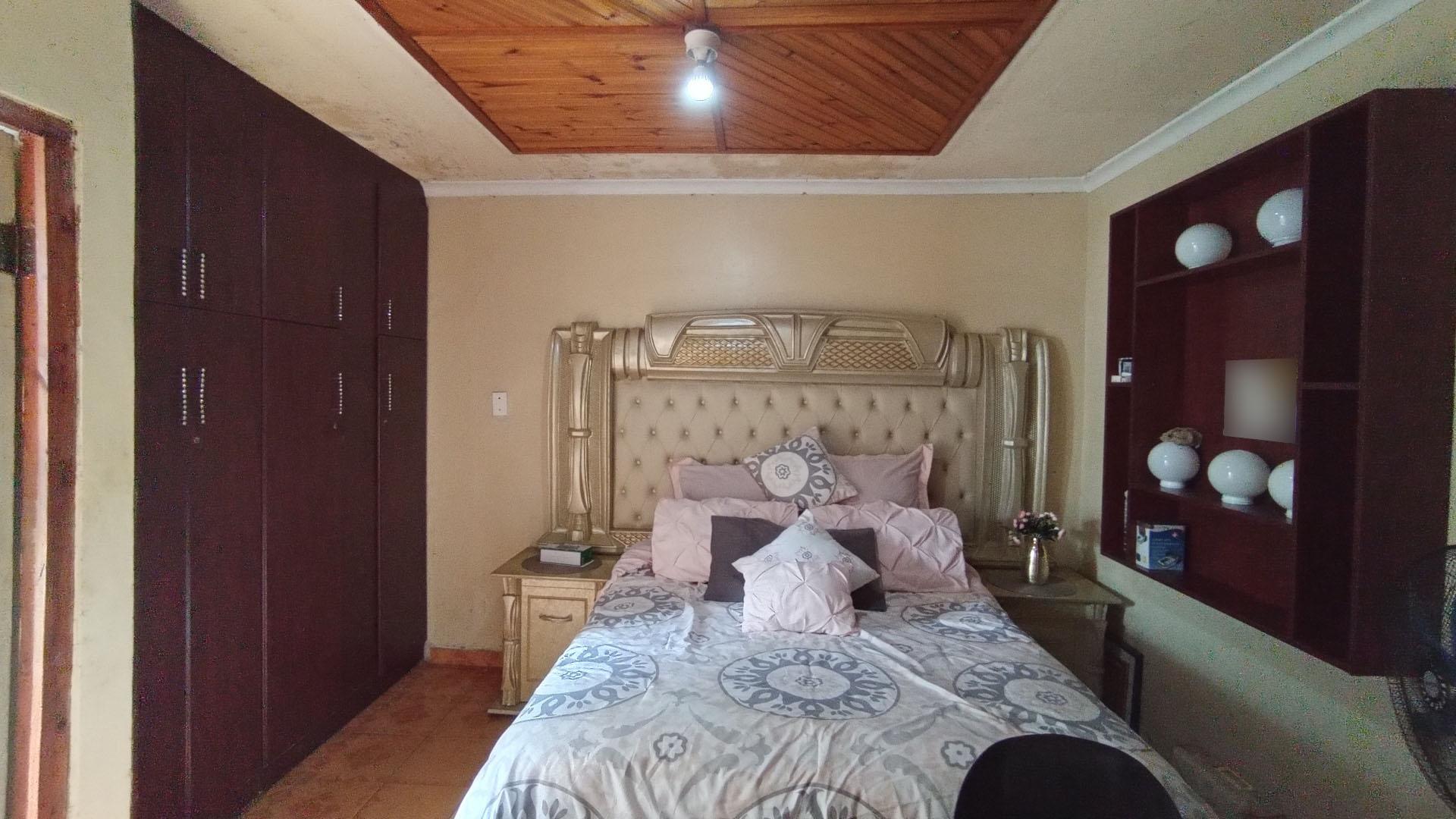Main Bedroom - 17 square meters of property in KwaMashu